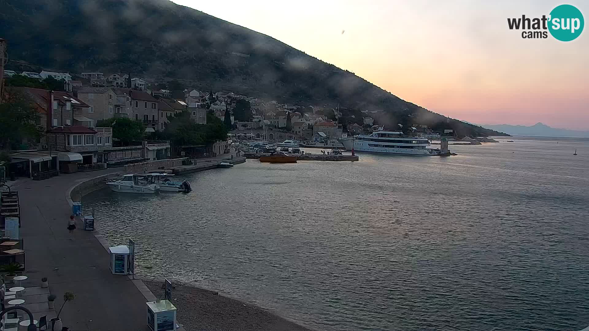 Spletna kamera Bol – Center mesta in marina v živo