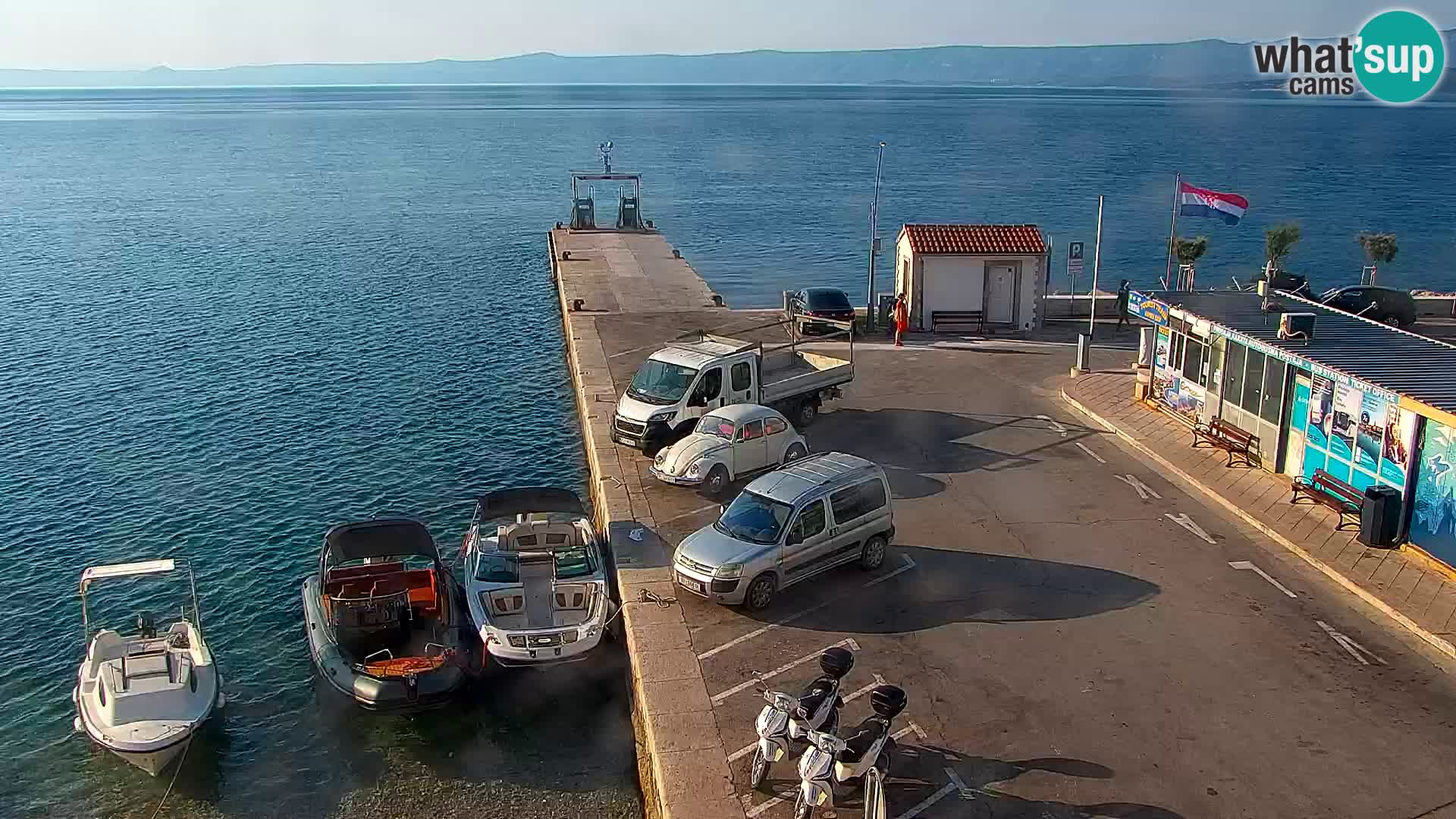 Web kamera Bol – Centar mjesta i marina | Pogled uživo