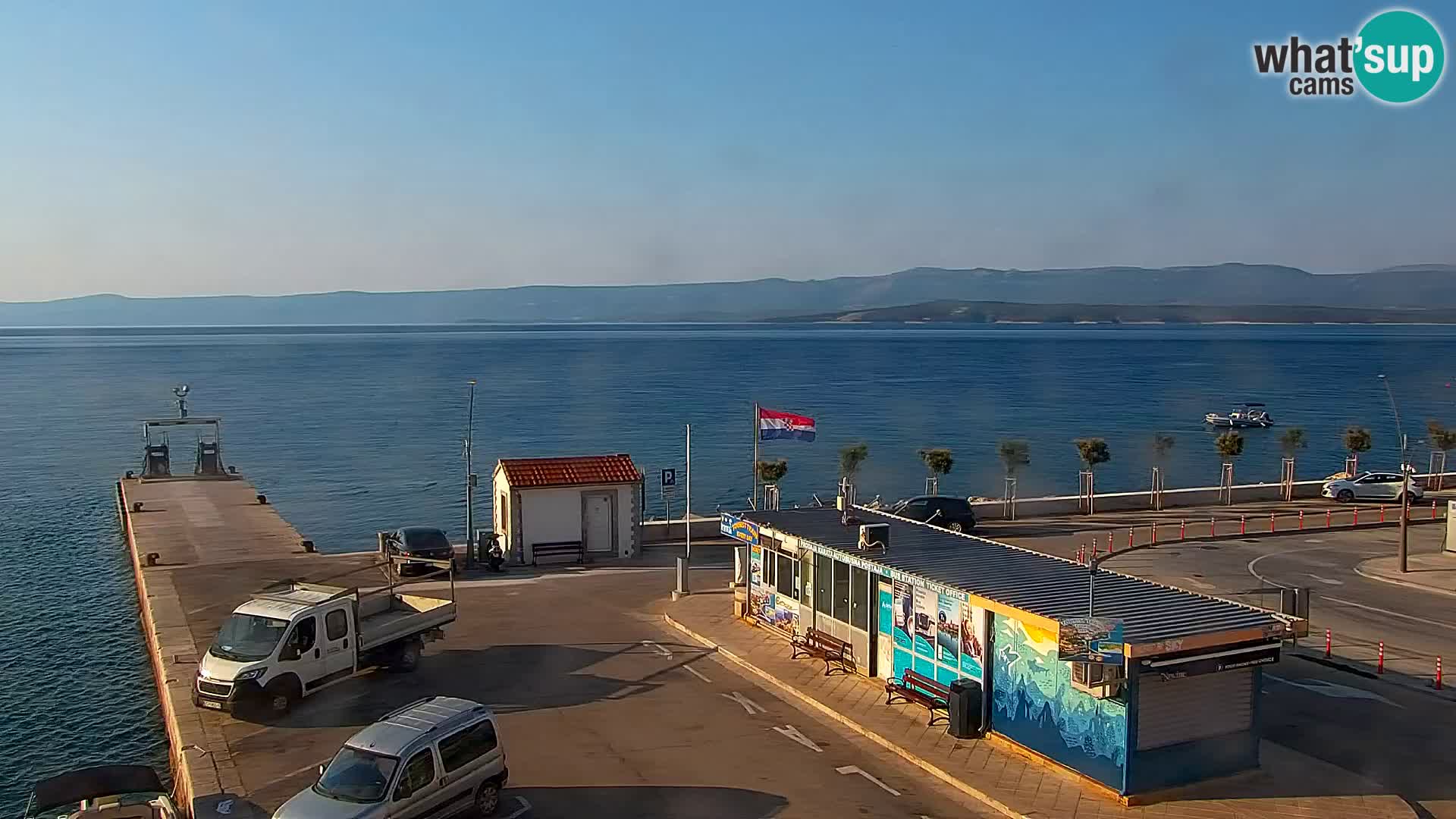 Spletna kamera Bol – Center mesta in marina v živo