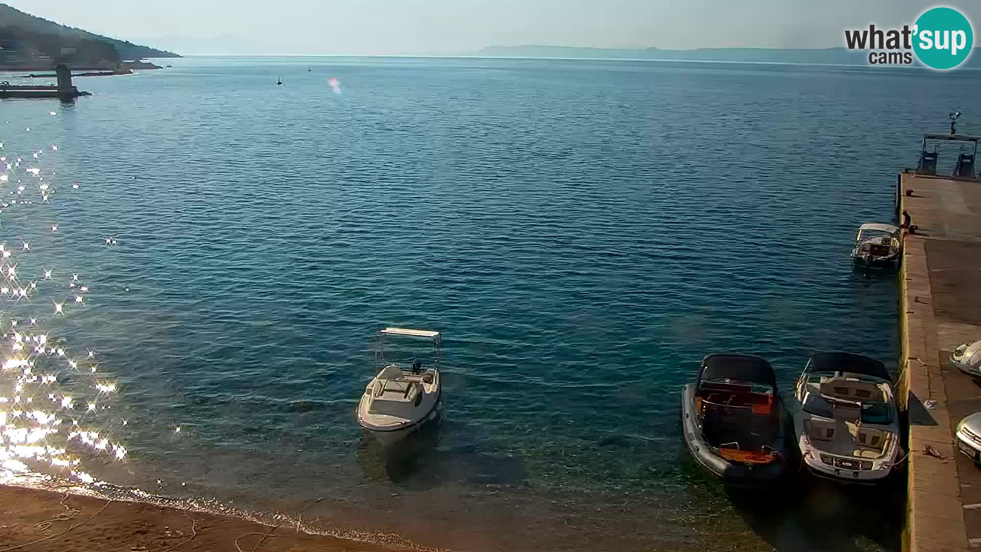 Spletna kamera Bol – Center mesta in marina v živo