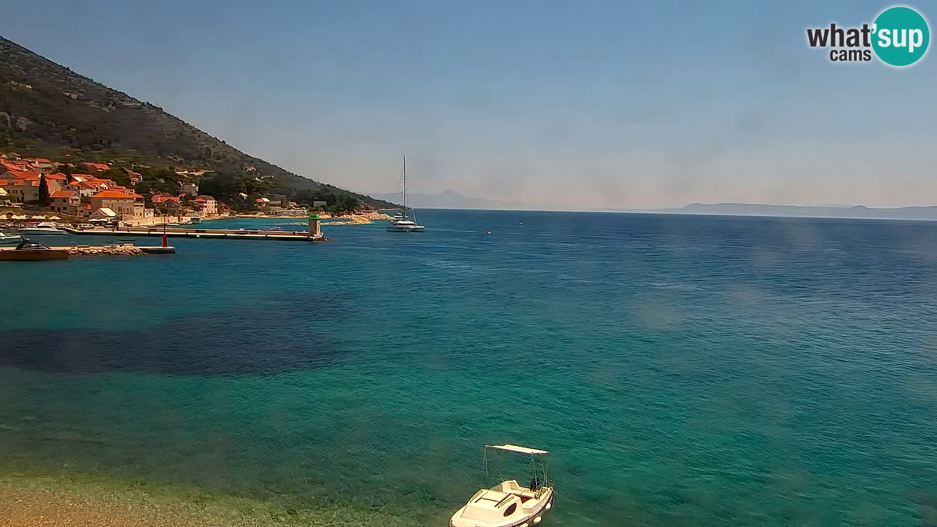 Spletna kamera Bol – Center mesta in marina v živo