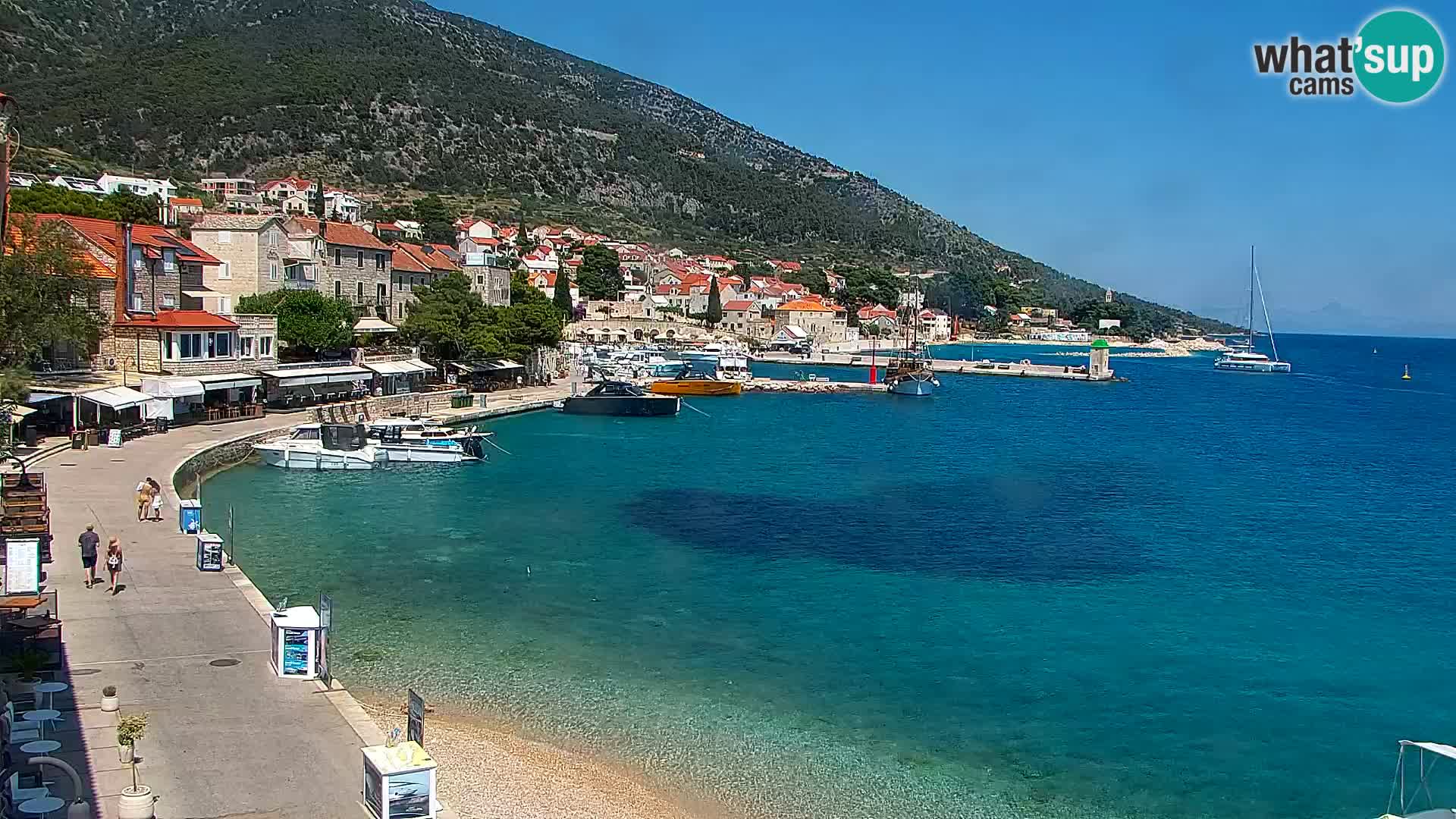 Spletna kamera Bol – Center mesta in marina v živo