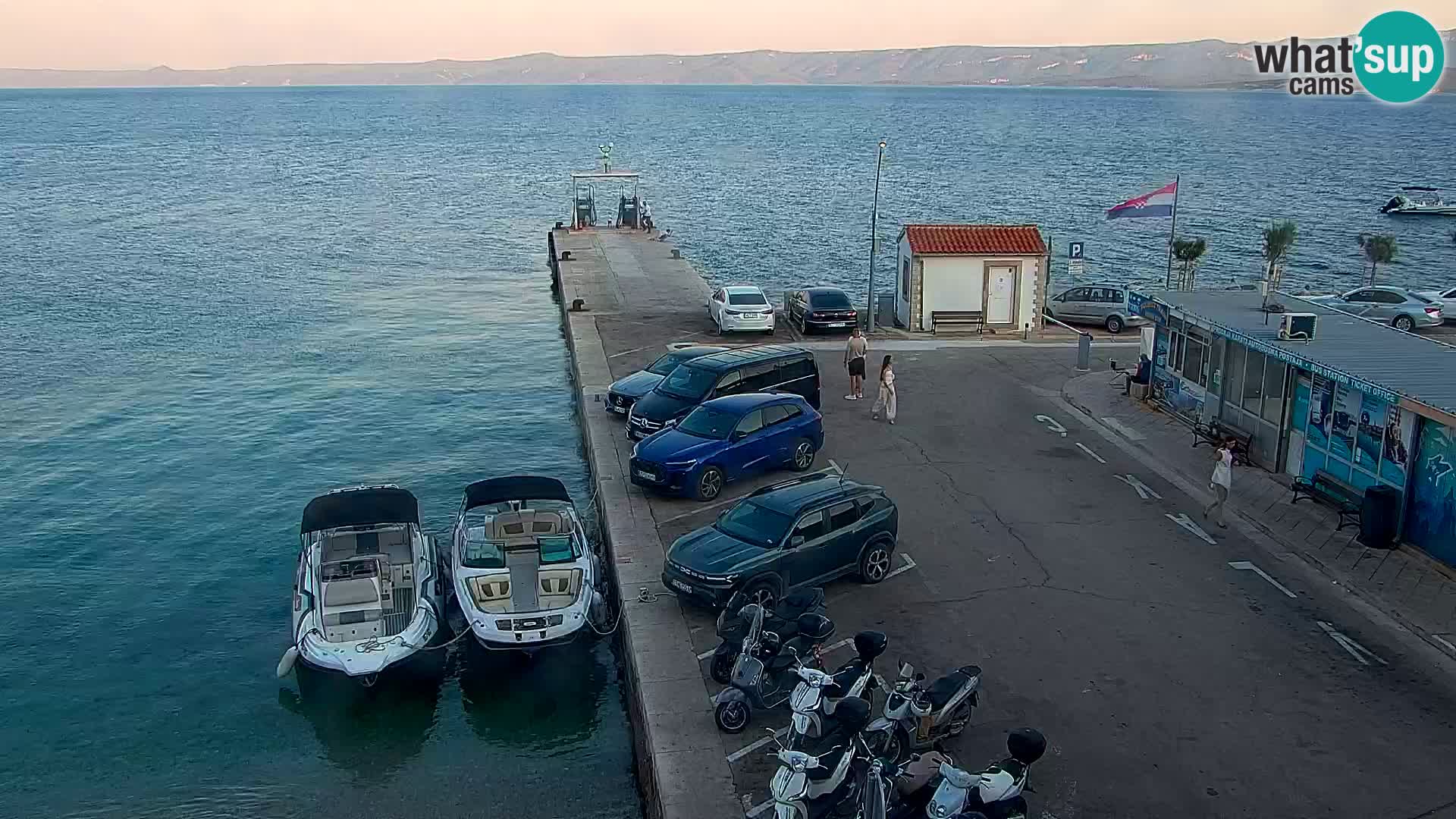 Web kamera Bol – Centar mjesta i marina | Pogled uživo