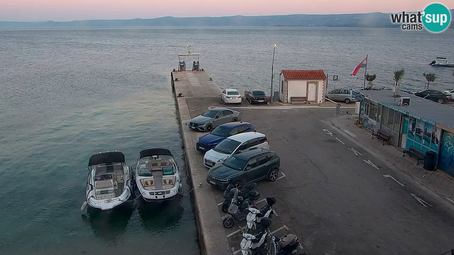 Spletna kamera Bol – Center mesta in marina v živo