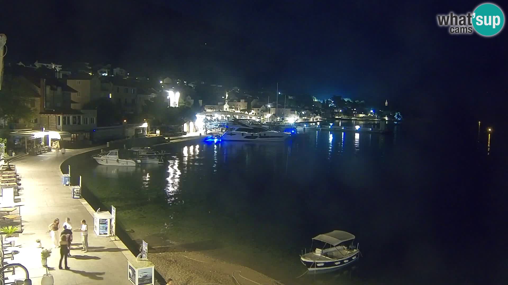 Spletna kamera Bol – Center mesta in marina v živo