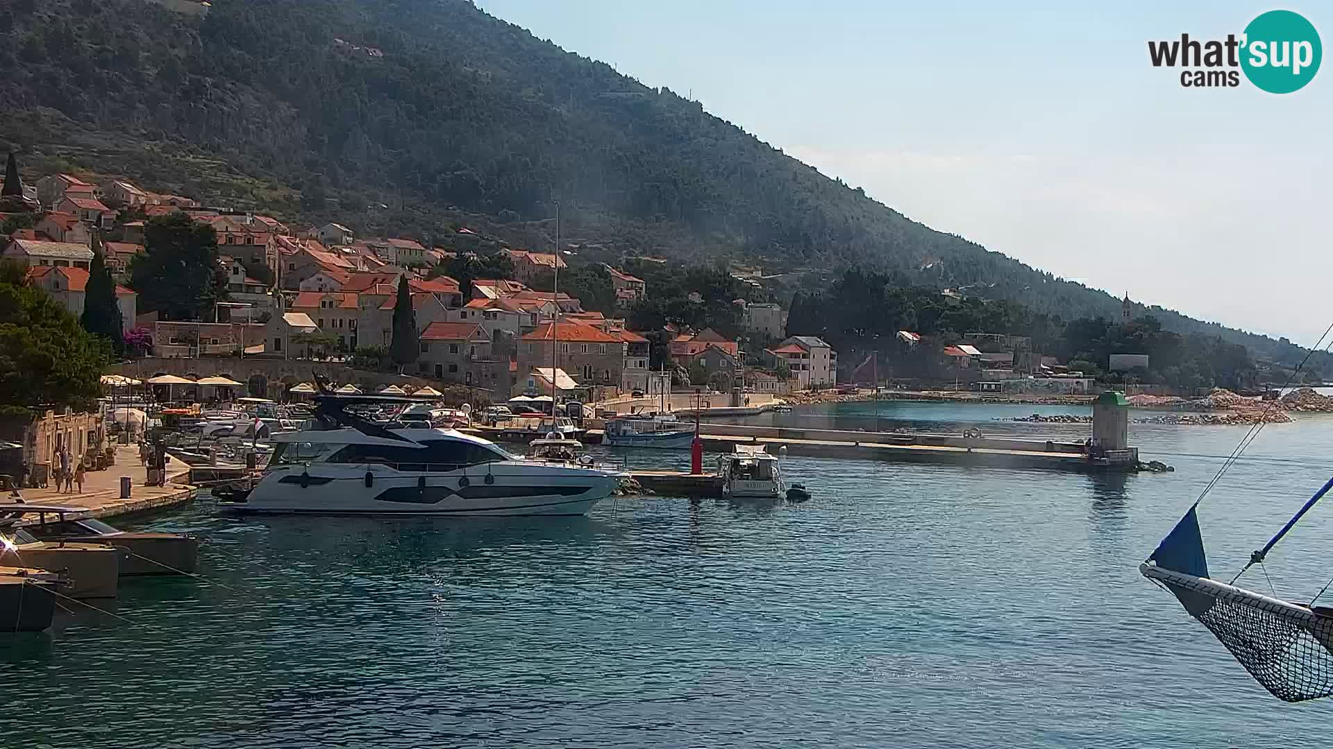 Spletna kamera Bol – Center mesta in marina v živo