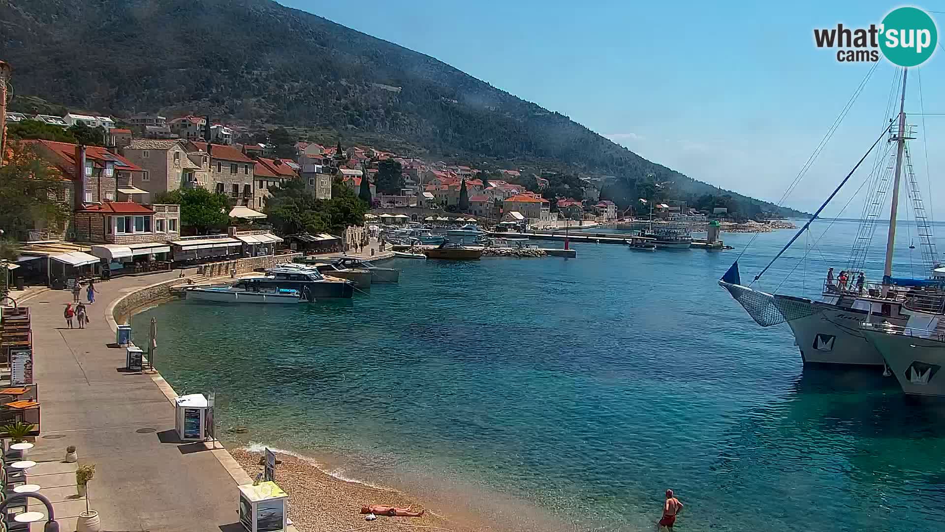 Spletna kamera Bol – Center mesta in marina v živo