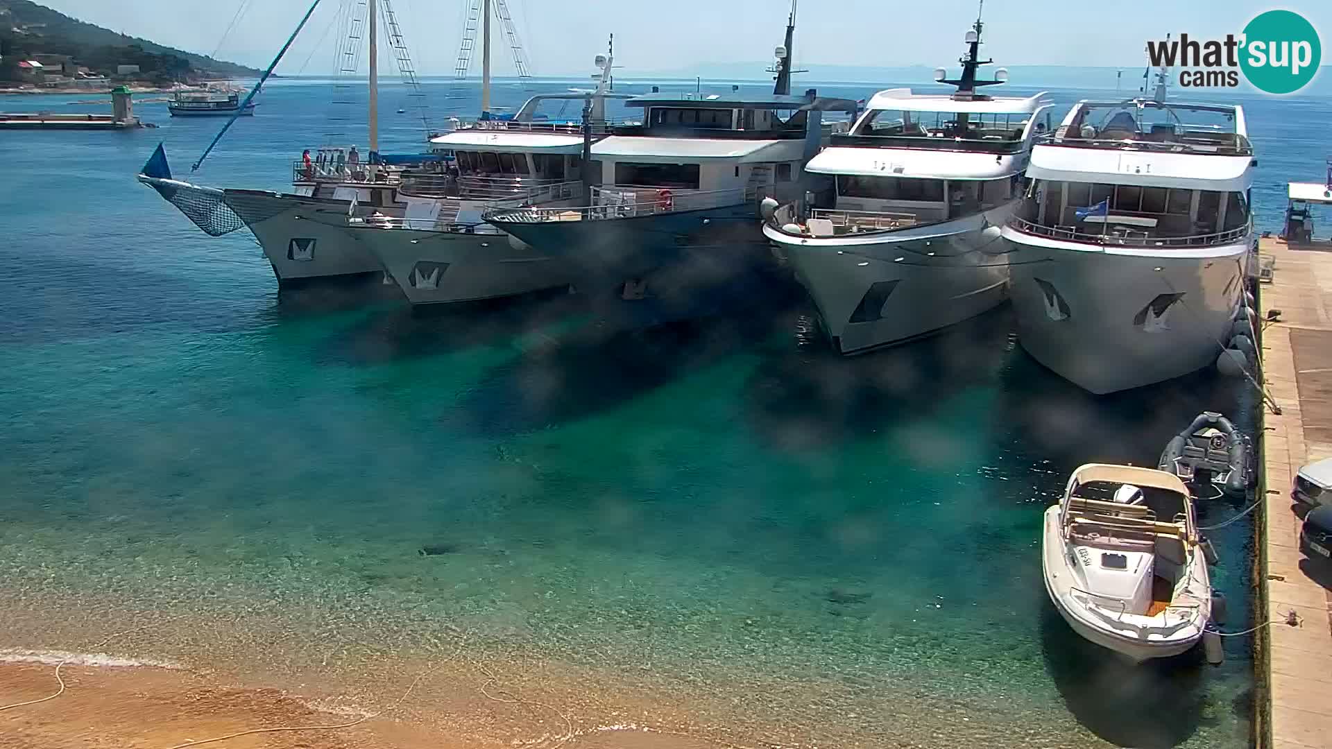 Spletna kamera Bol – Center mesta in marina v živo