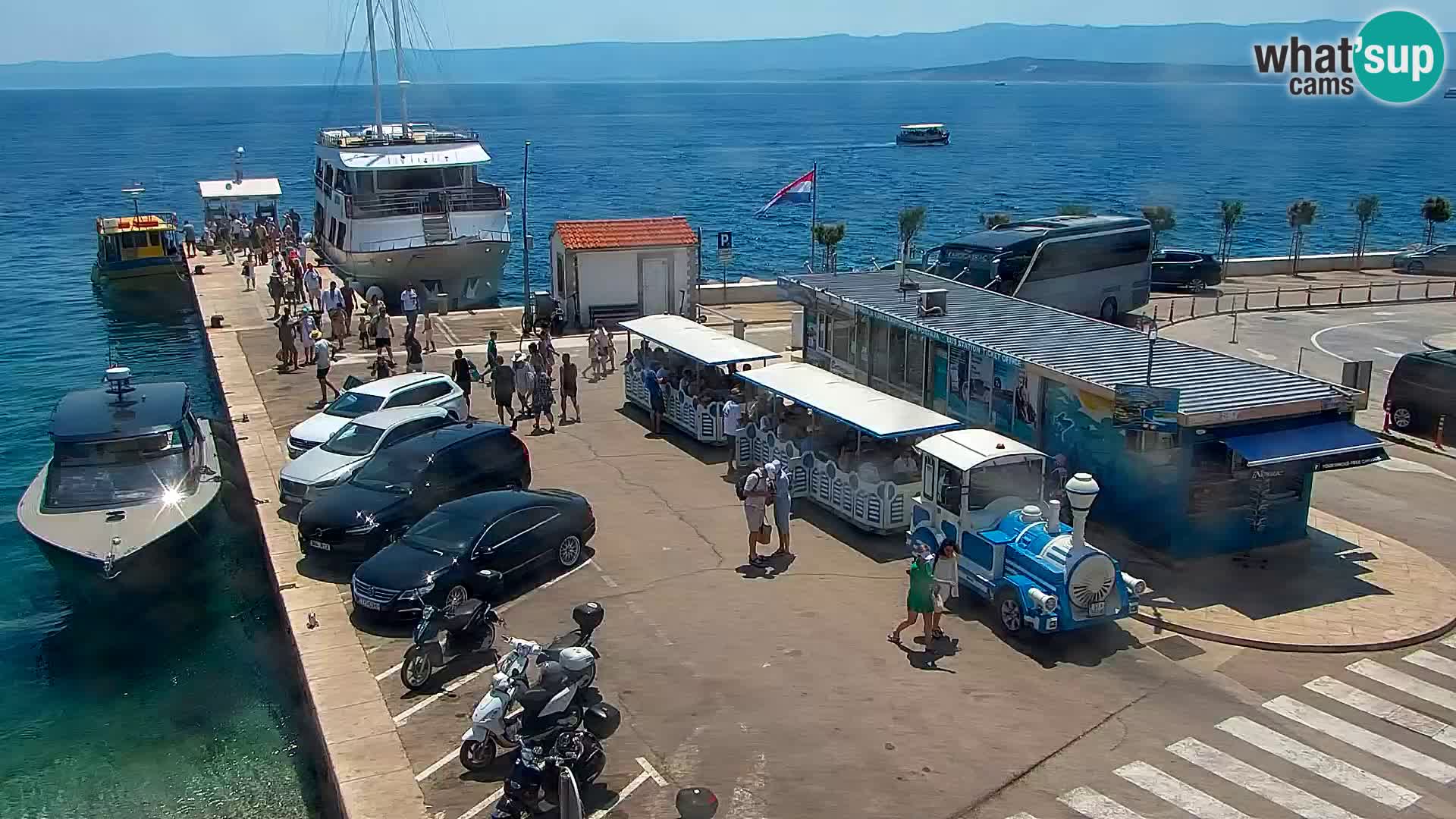 Spletna kamera Bol – Center mesta in marina v živo