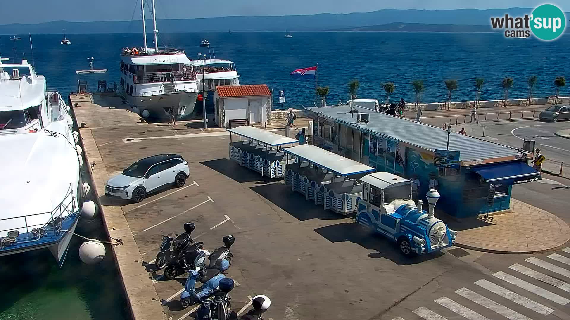 Spletna kamera Bol – Center mesta in marina v živo