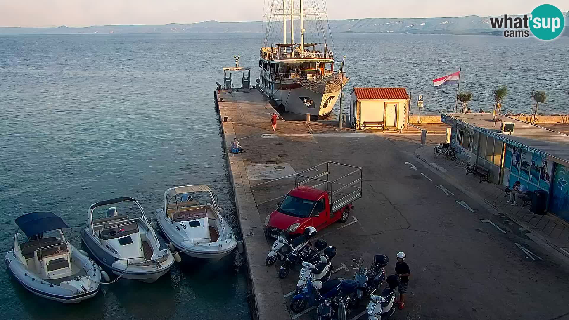 Webcam Bol Centro e Marina – Vista live dal porto di Bol