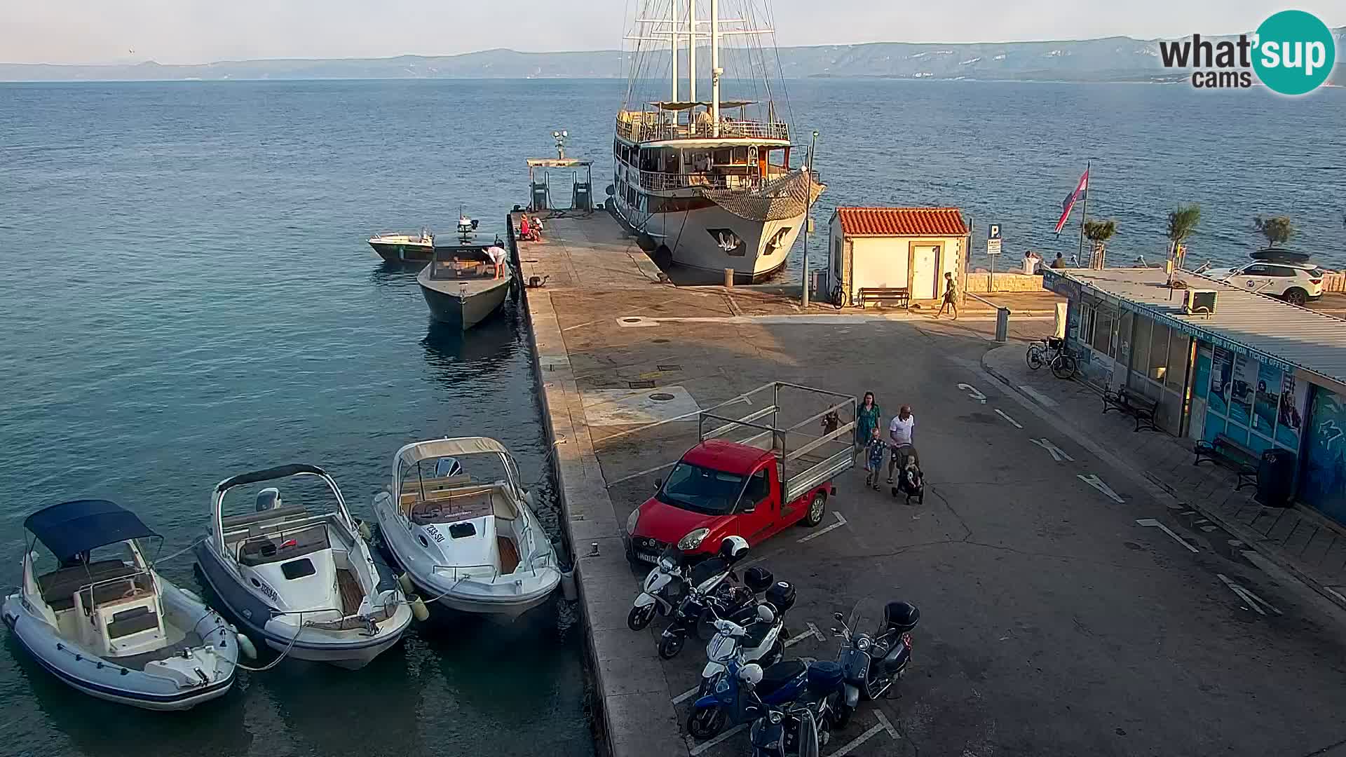 Spletna kamera Bol – Center mesta in marina v živo