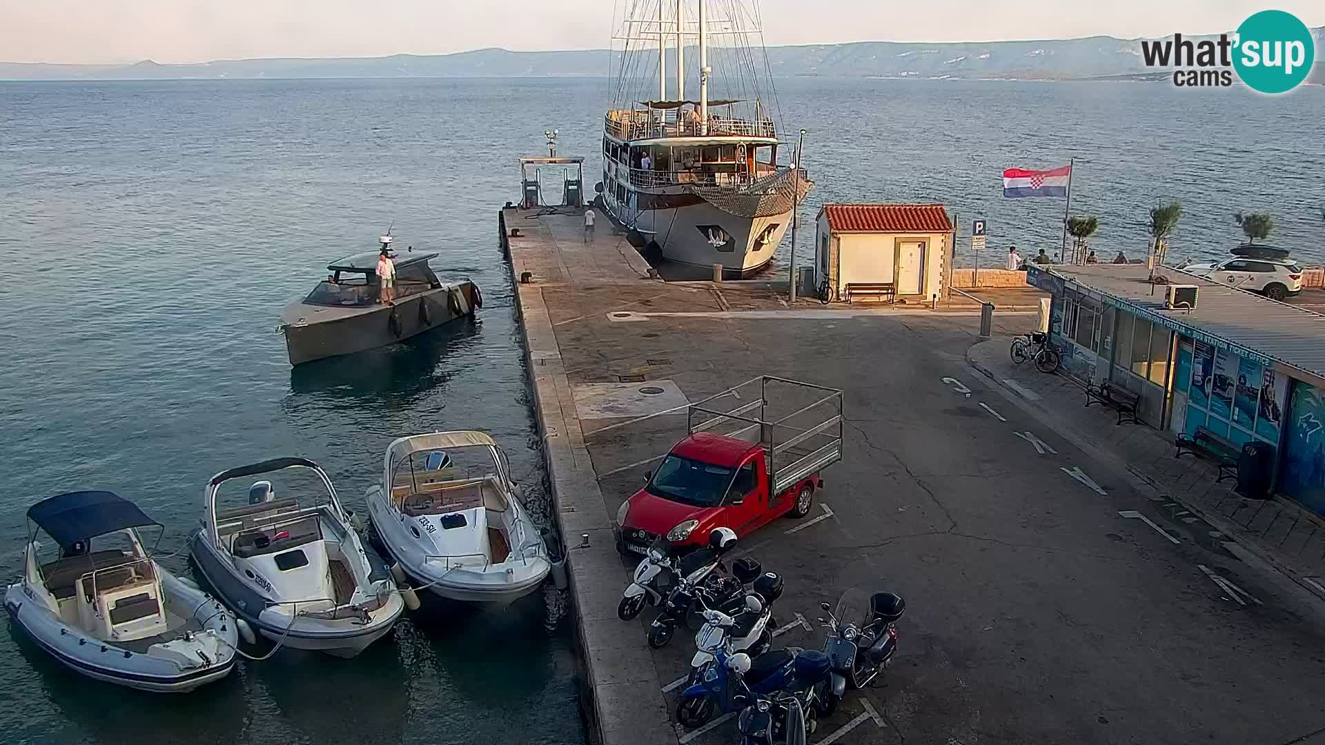 Spletna kamera Bol – Center mesta in marina v živo
