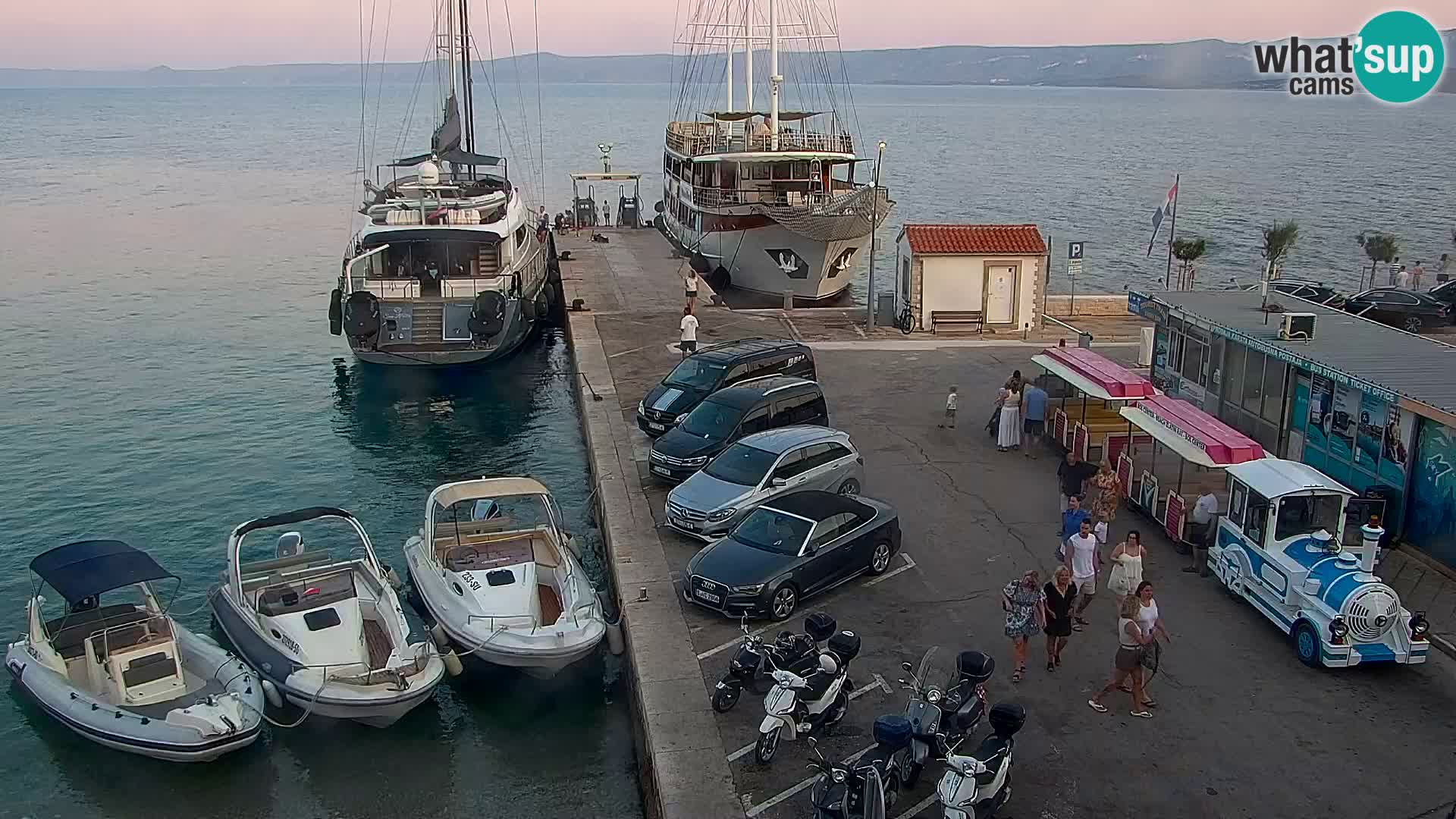 Spletna kamera Bol – Center mesta in marina v živo