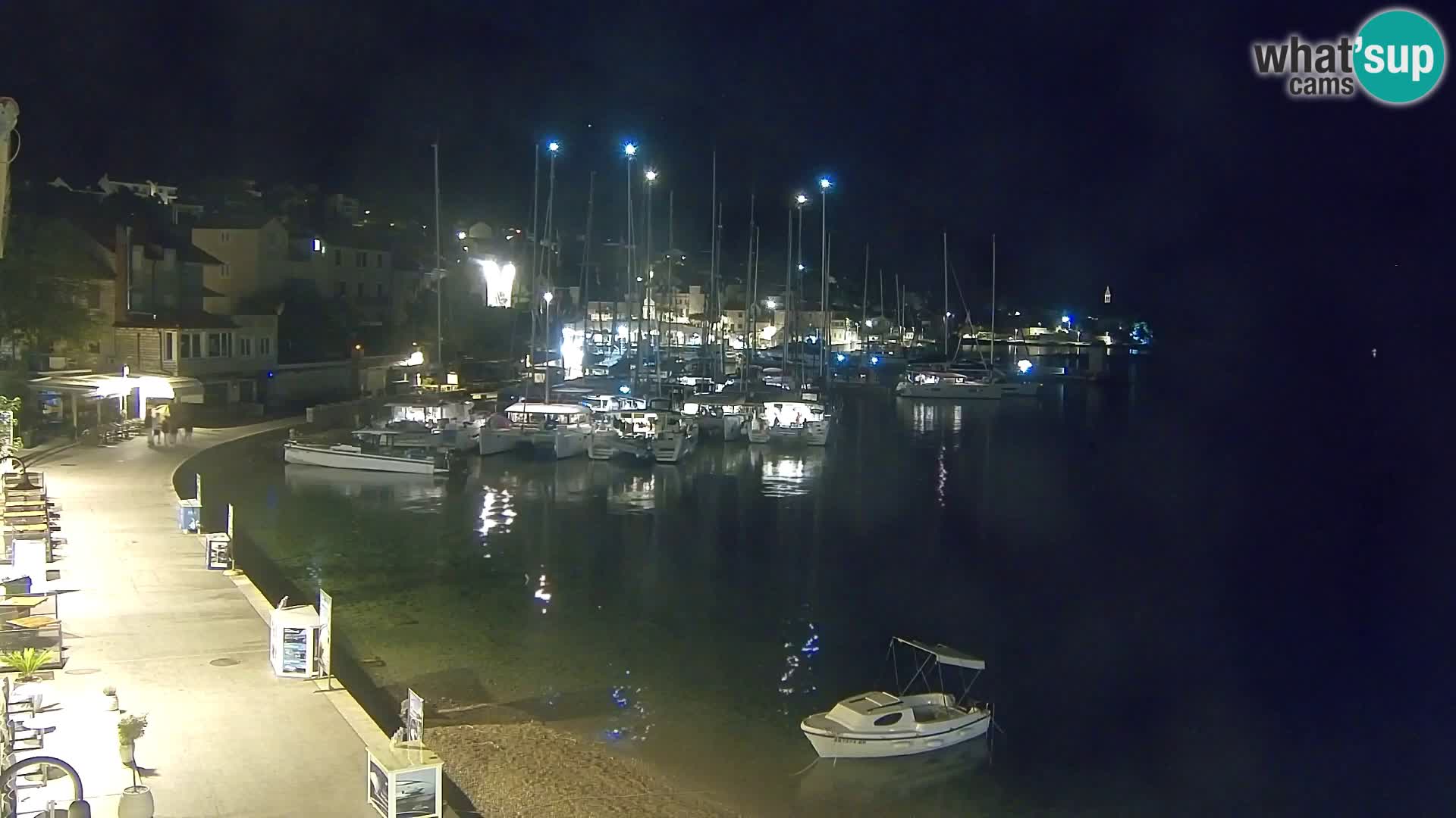 Spletna kamera Bol – Center mesta in marina v živo