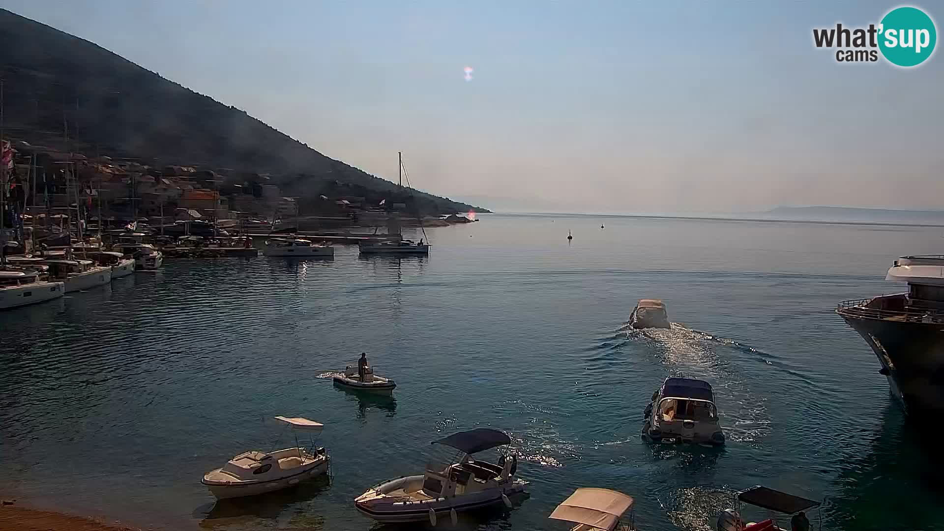 Webcam Bol Centro e Marina – Vista live dal porto di Bol