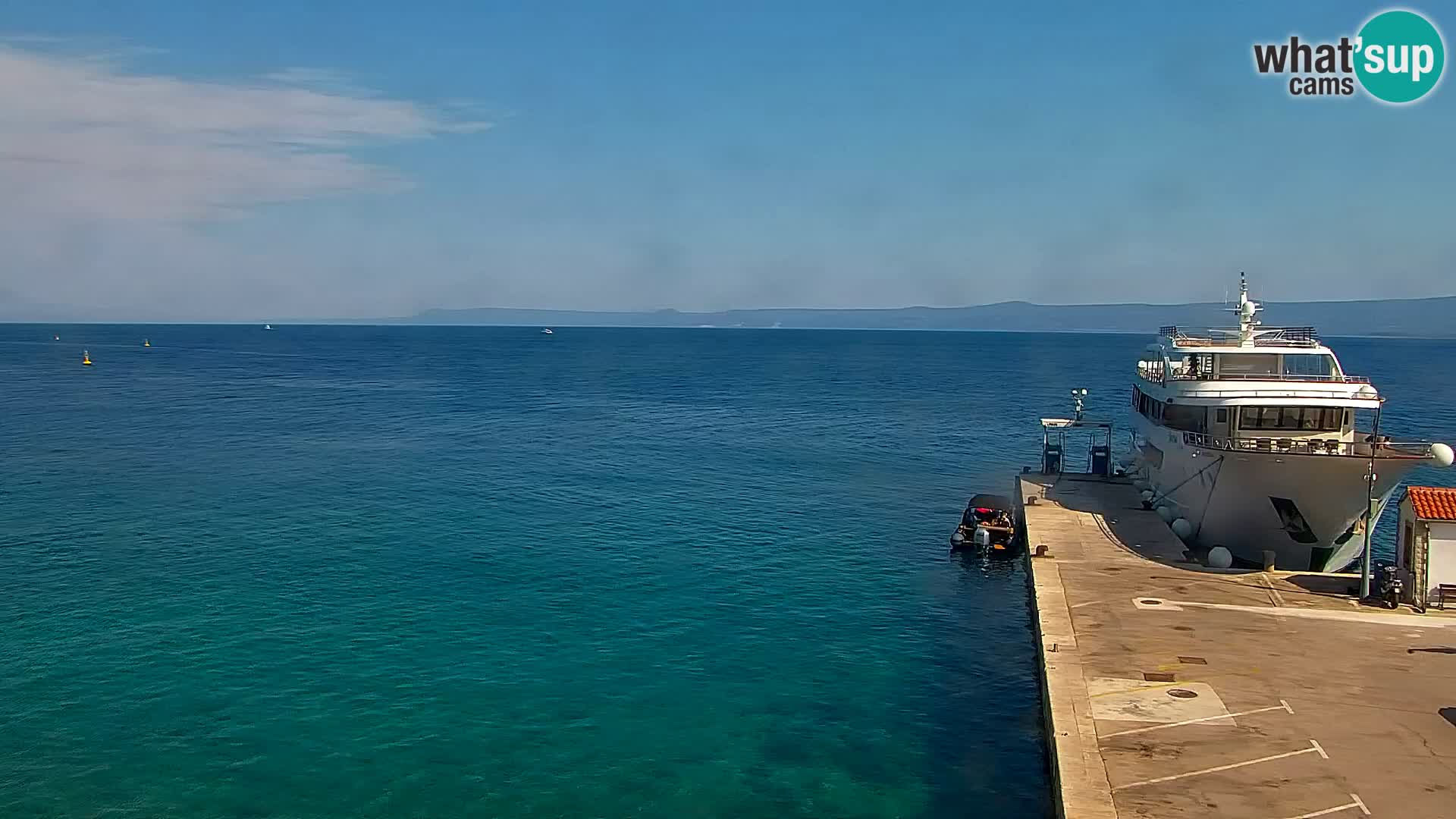 Spletna kamera Bol – Center mesta in marina v živo