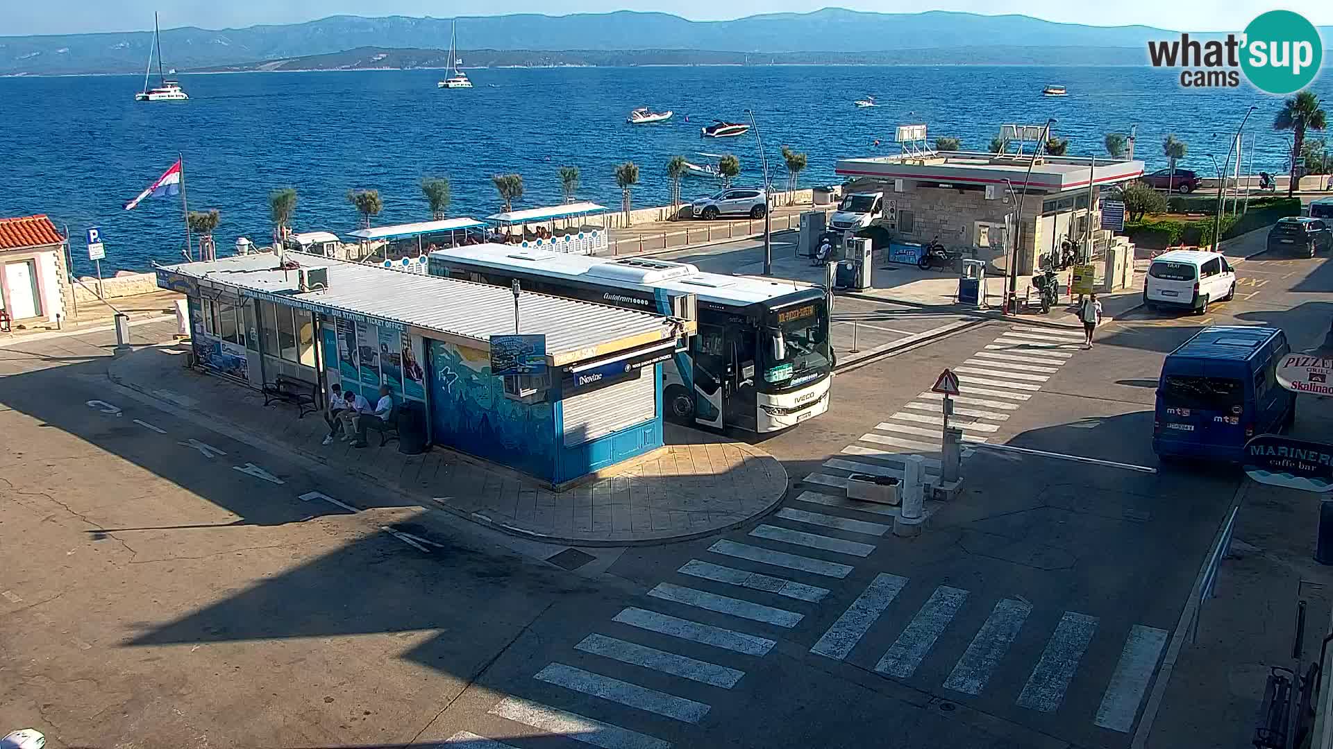 Spletna kamera Bol – Center mesta in marina v živo
