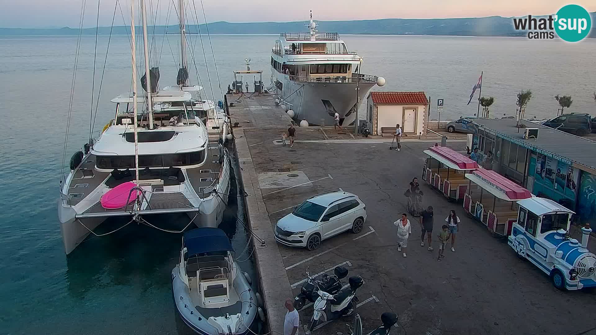 Spletna kamera Bol – Center mesta in marina v živo