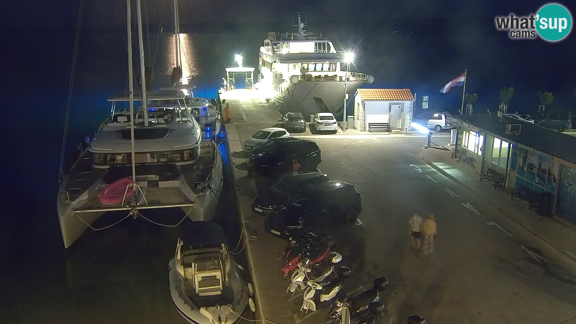 Spletna kamera Bol – Center mesta in marina v živo