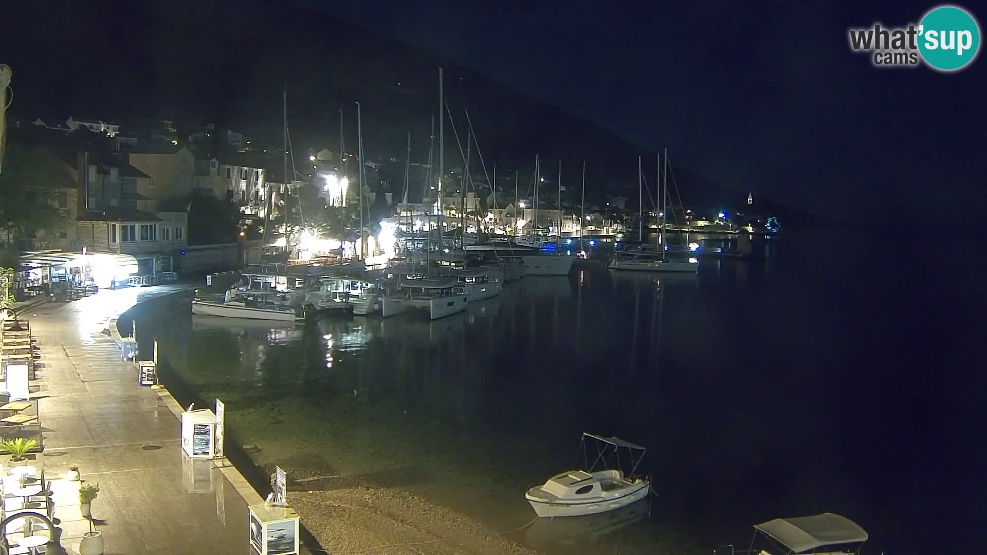 Spletna kamera Bol – Center mesta in marina v živo