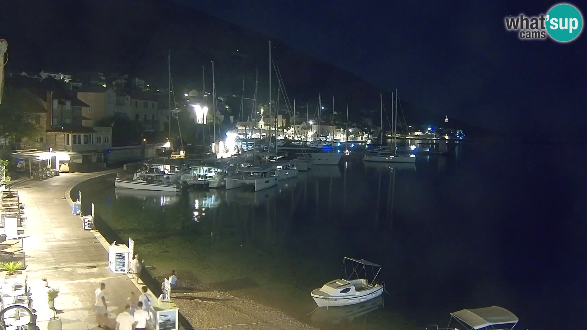 Spletna kamera Bol – Center mesta in marina v živo