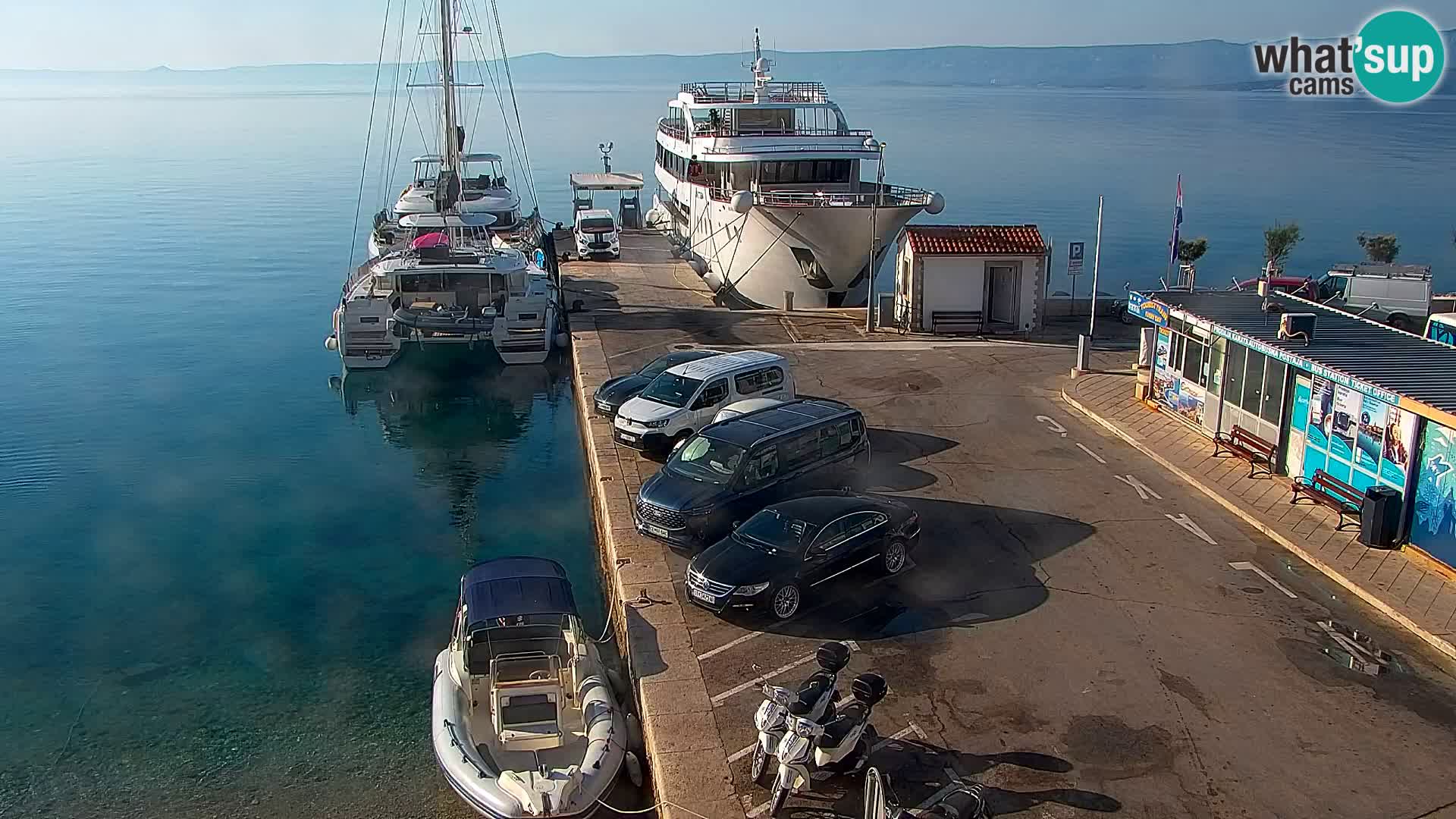 Spletna kamera Bol – Center mesta in marina v živo