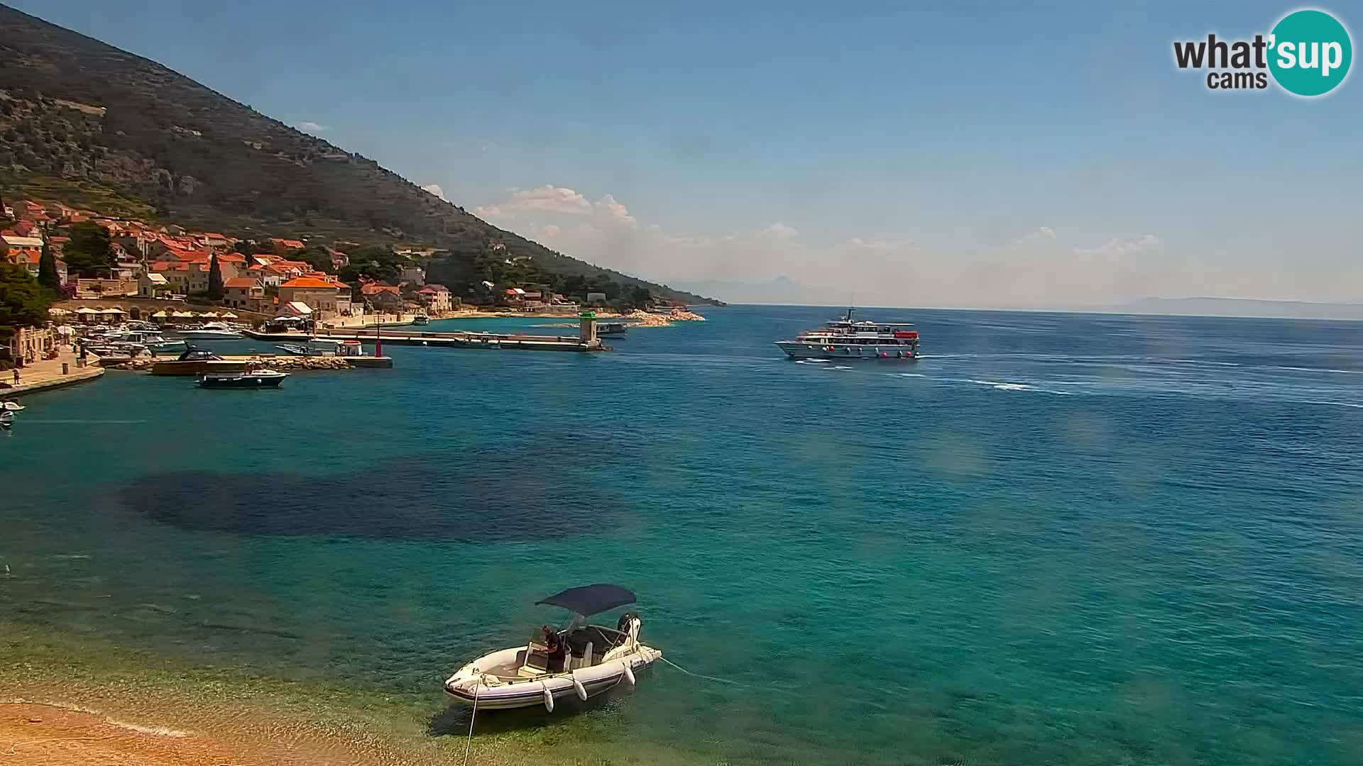 Spletna kamera Bol – Center mesta in marina v živo