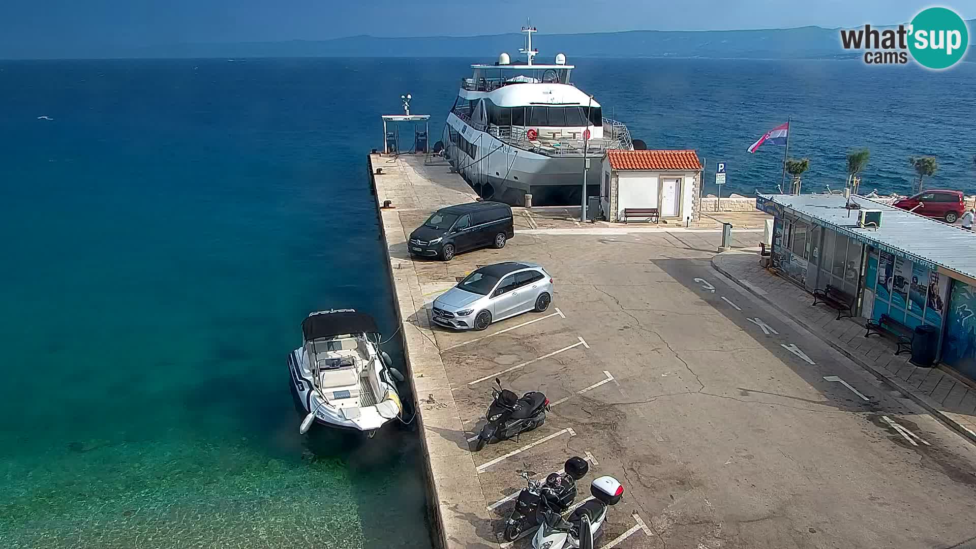 Spletna kamera Bol – Center mesta in marina v živo