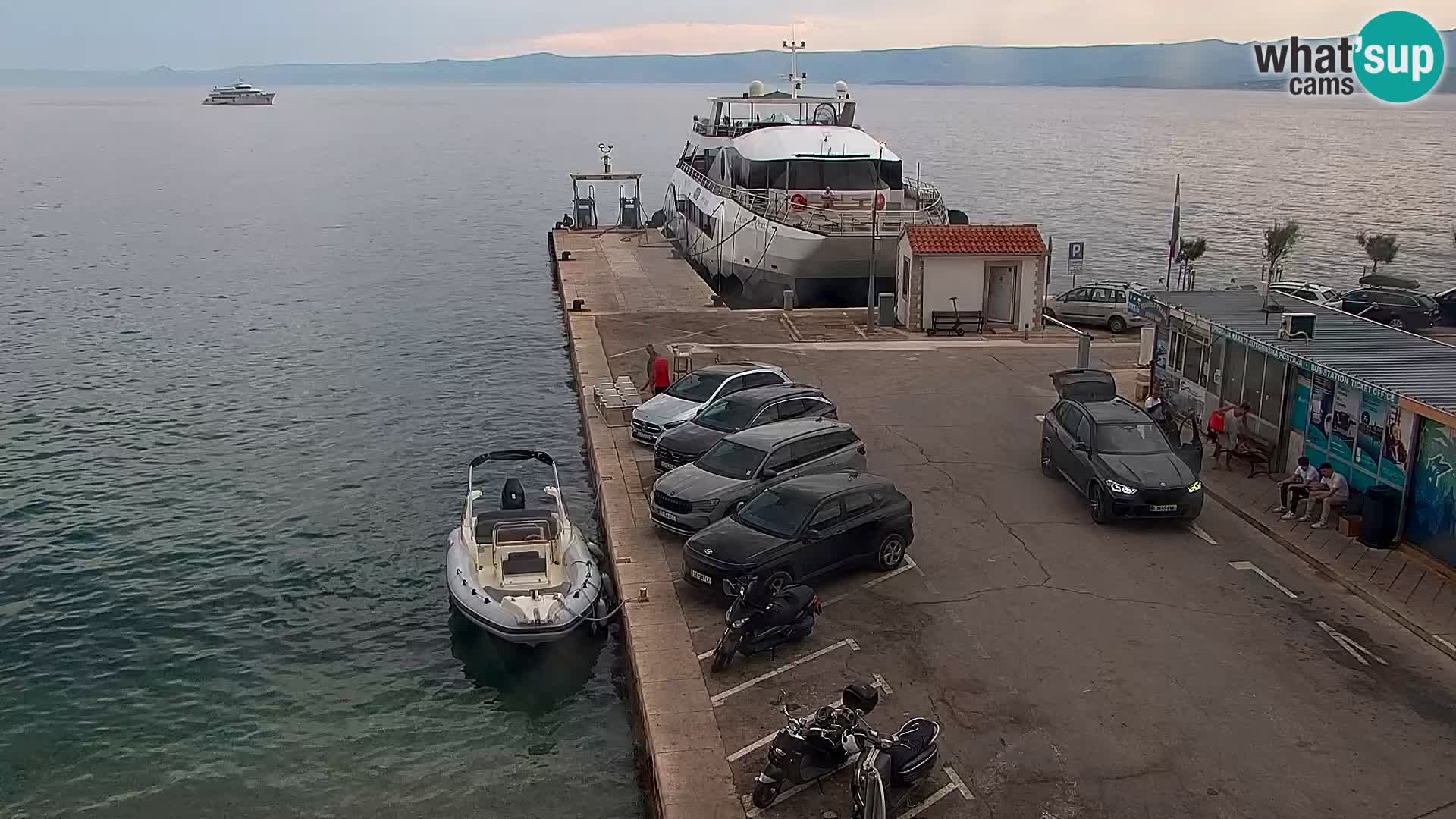Spletna kamera Bol – Center mesta in marina v živo