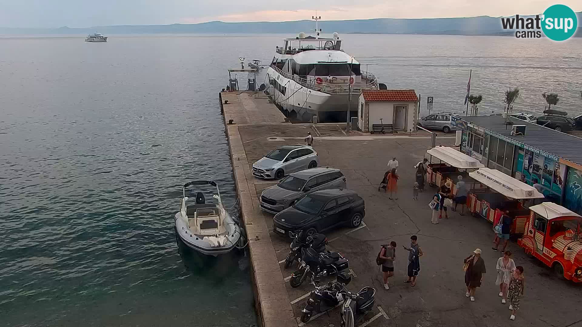 Spletna kamera Bol – Center mesta in marina v živo