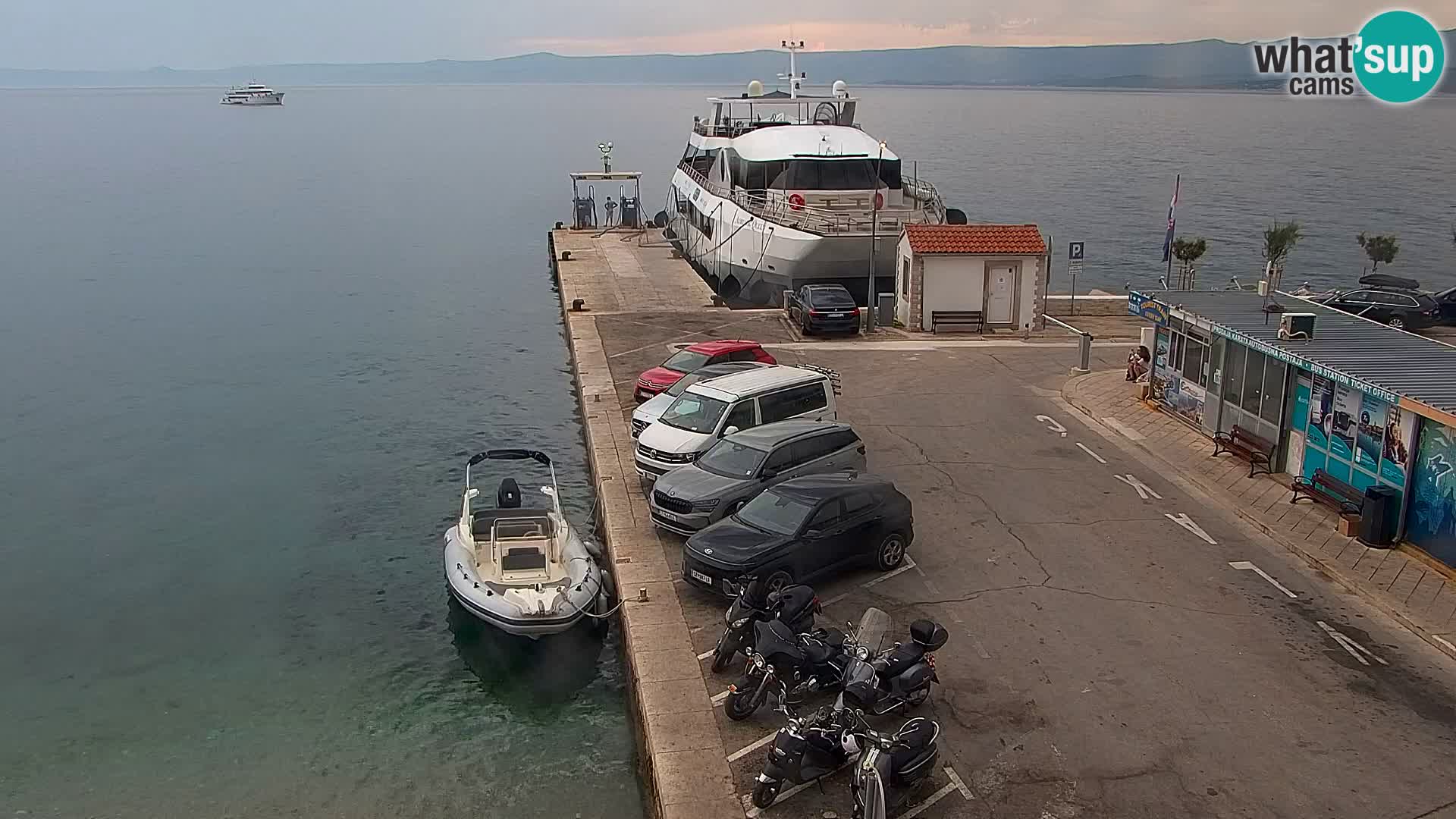 Web kamera Bol – Centar mjesta i marina | Pogled uživo