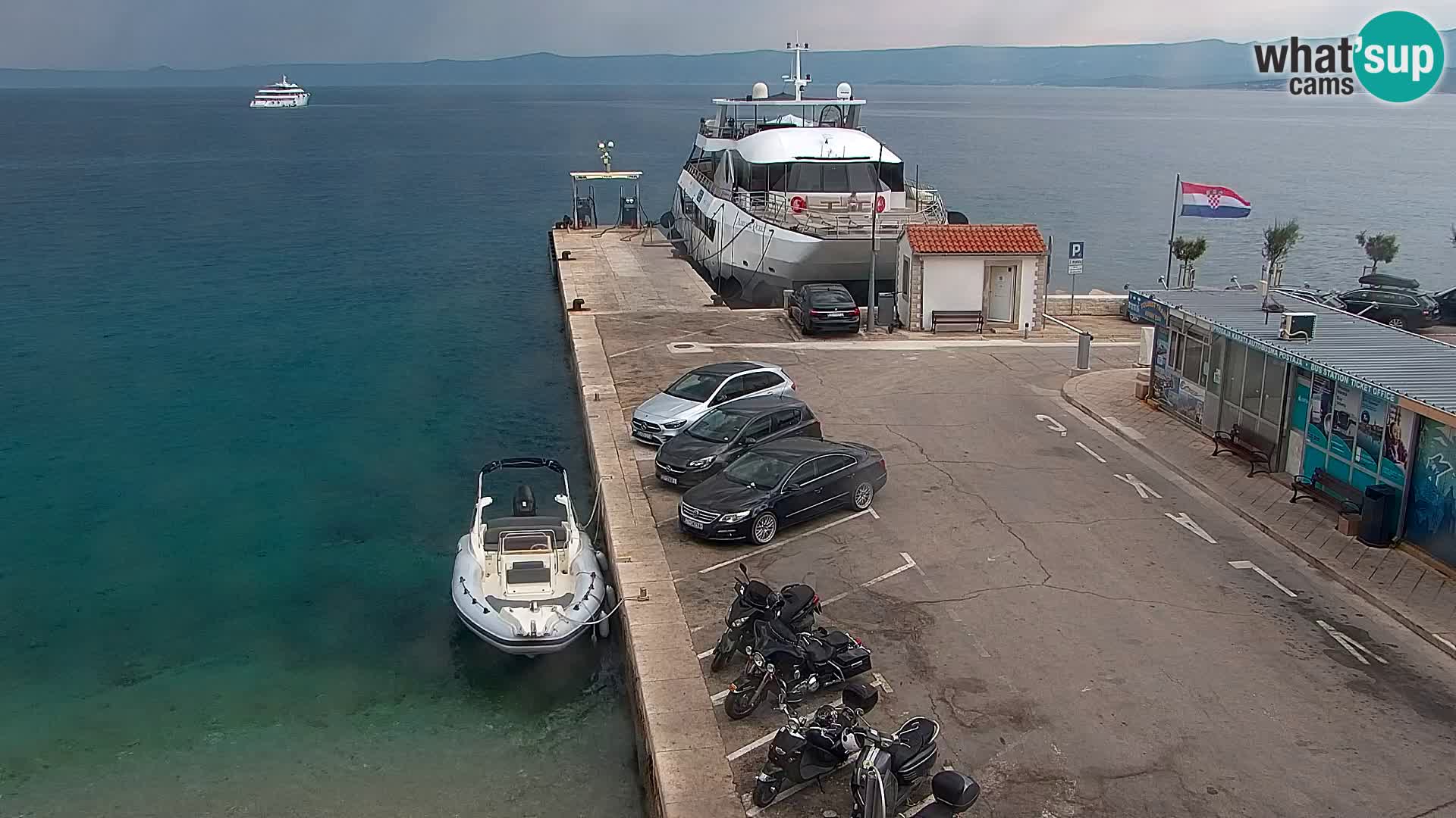 Spletna kamera Bol – Center mesta in marina v živo