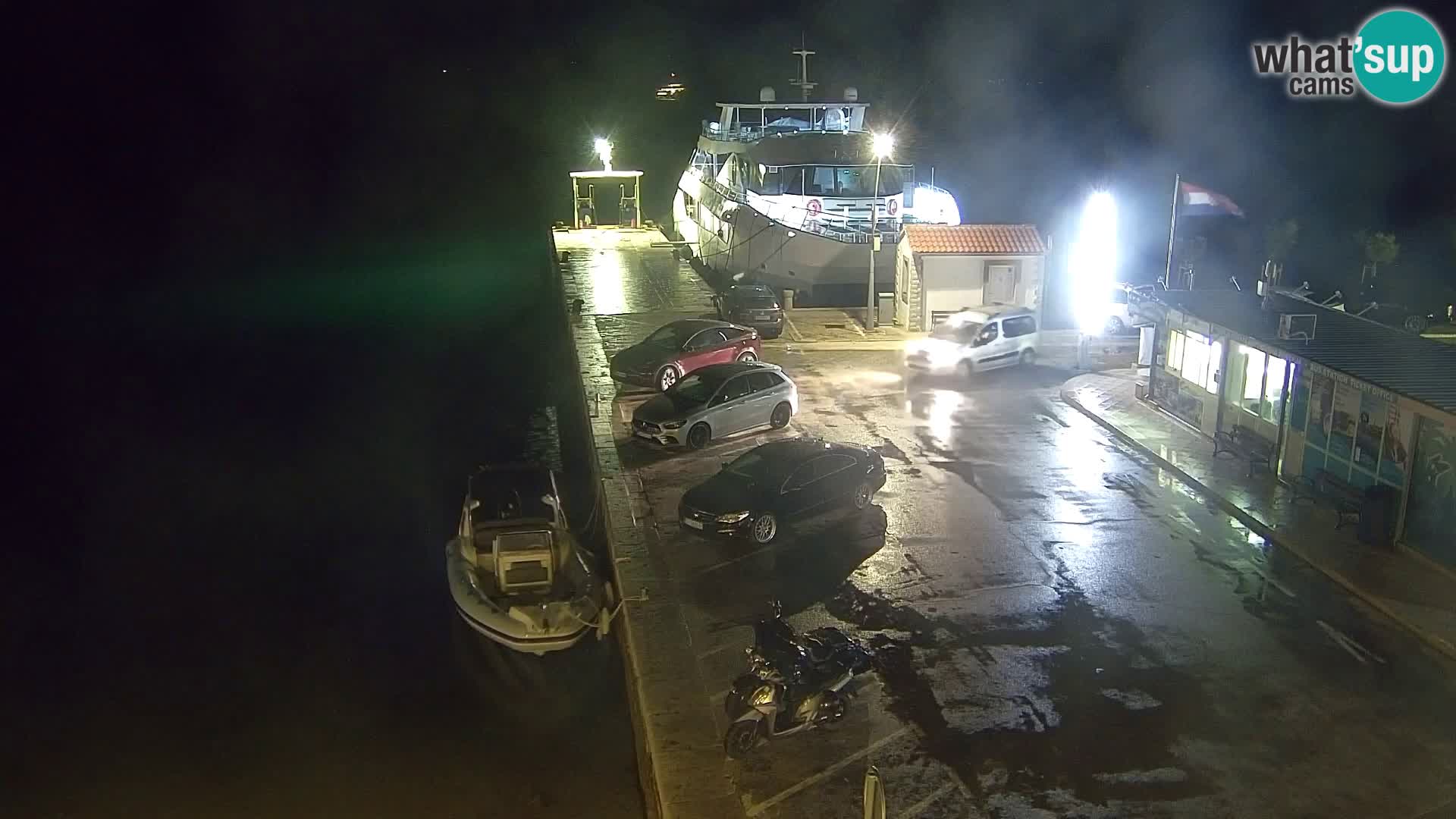 Spletna kamera Bol – Center mesta in marina v živo