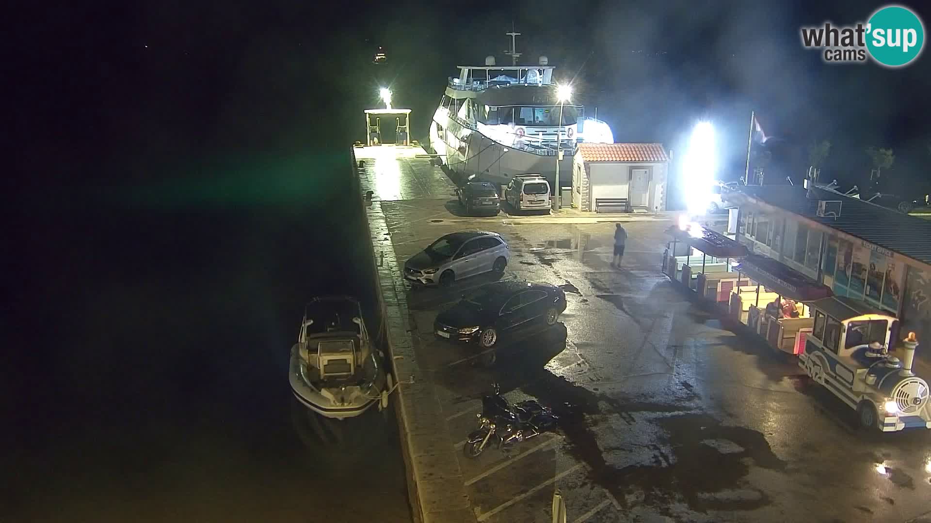 Spletna kamera Bol – Center mesta in marina v živo