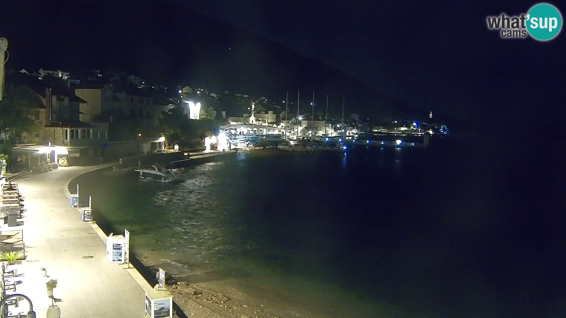 Spletna kamera Bol – Center mesta in marina v živo
