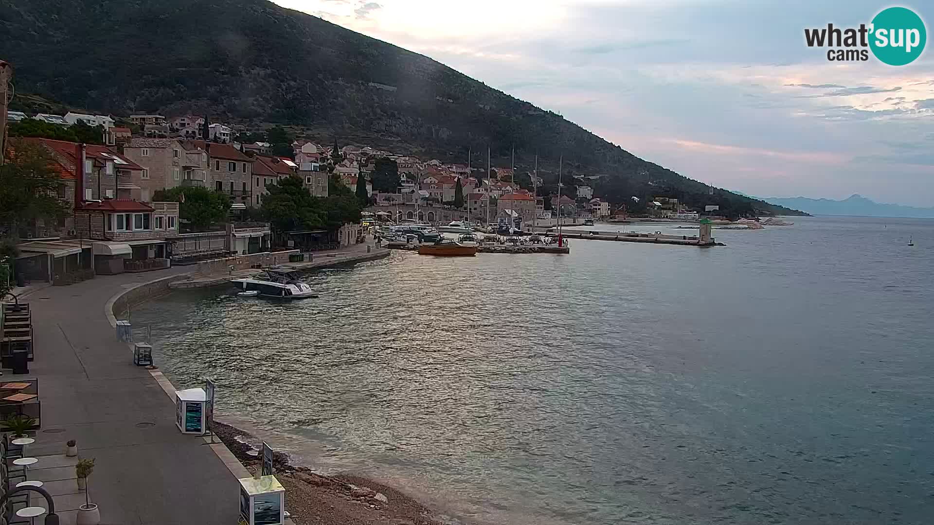 Spletna kamera Bol – Center mesta in marina v živo