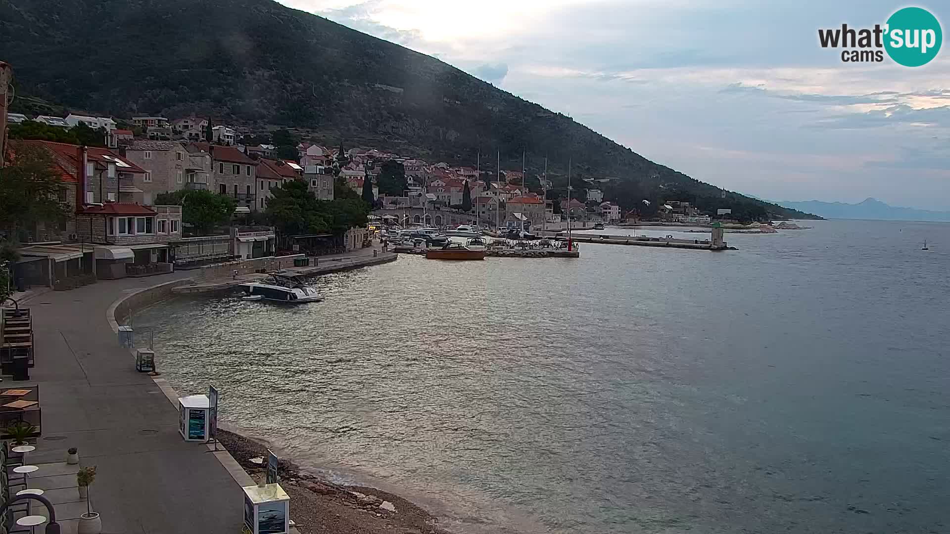 Spletna kamera Bol – Center mesta in marina v živo
