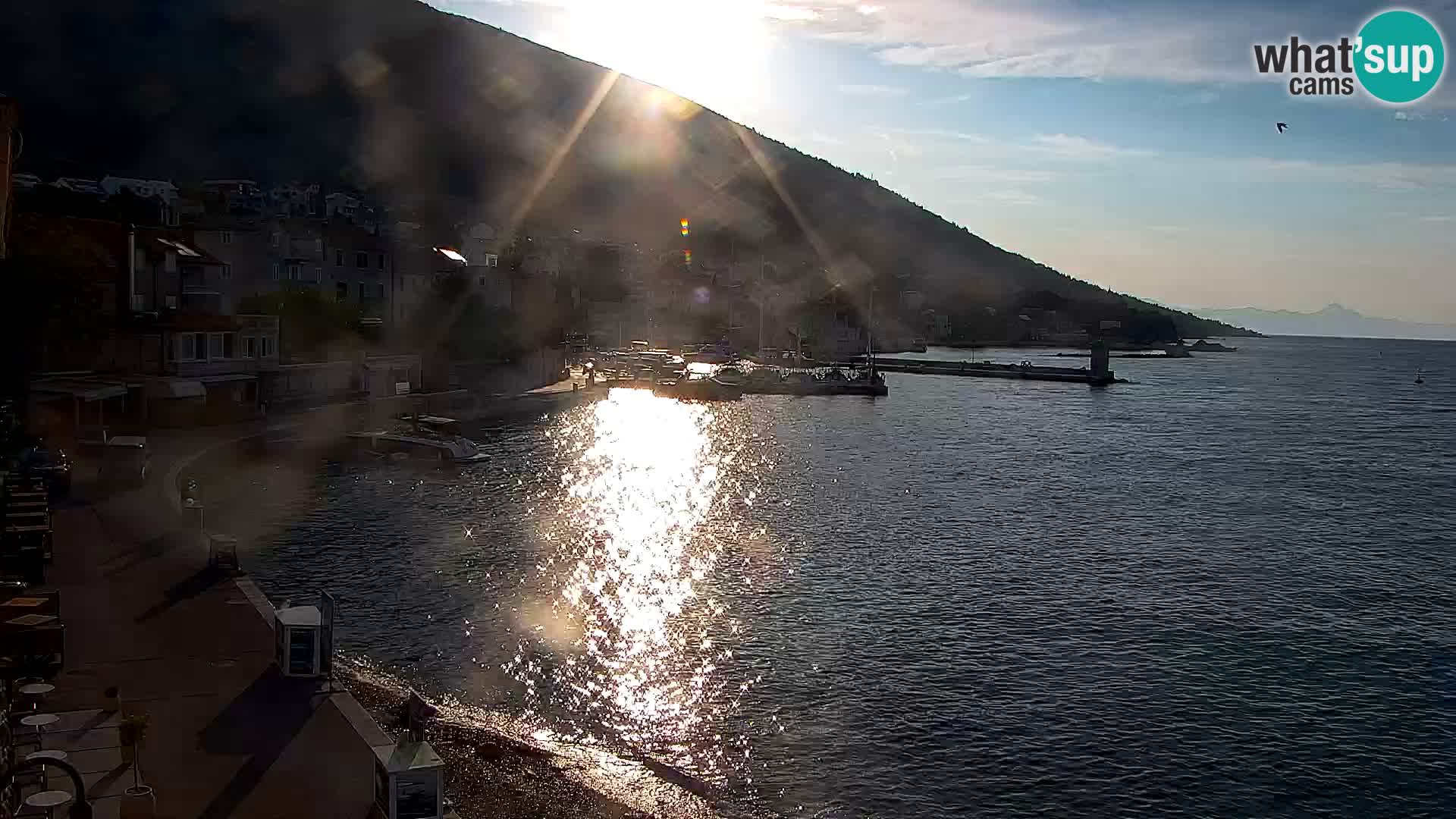 Spletna kamera Bol – Center mesta in marina v živo