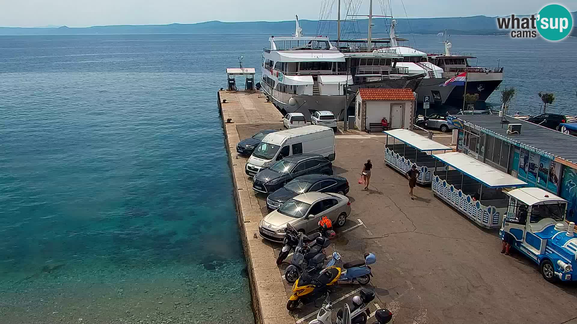 Spletna kamera Bol – Center mesta in marina v živo