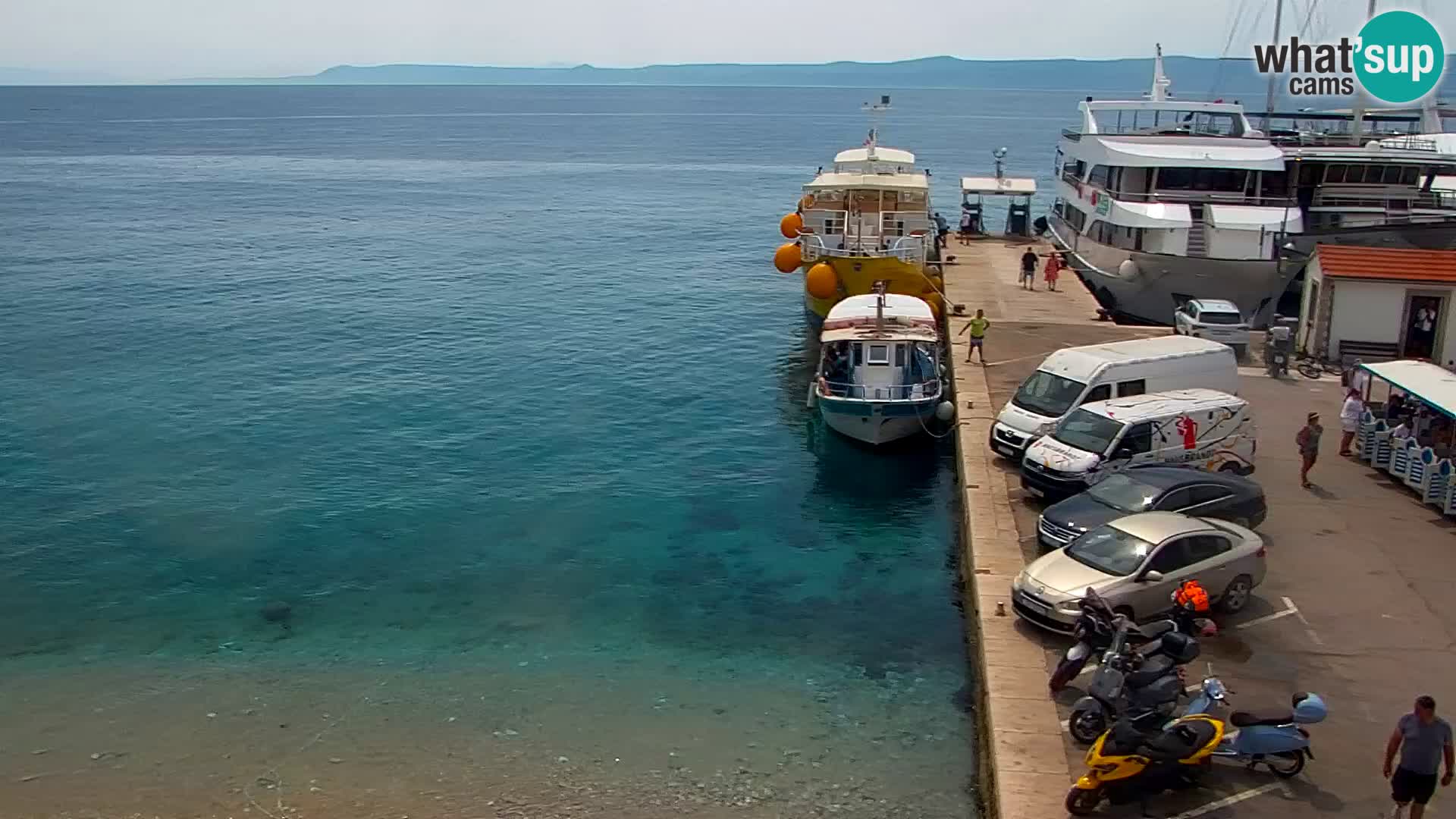 Spletna kamera Bol – Center mesta in marina v živo