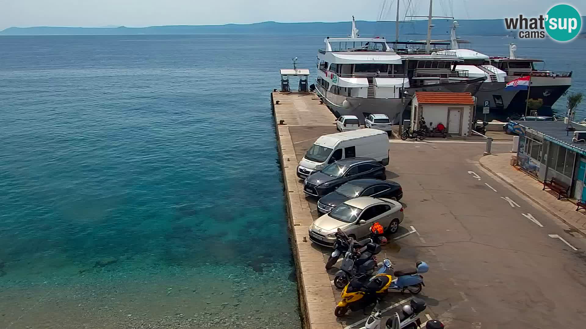 Spletna kamera Bol – Center mesta in marina v živo