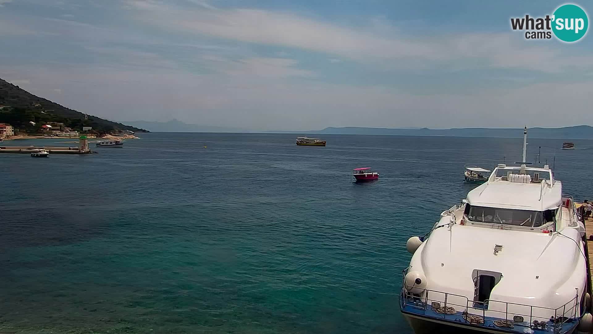 Spletna kamera Bol – Center mesta in marina v živo
