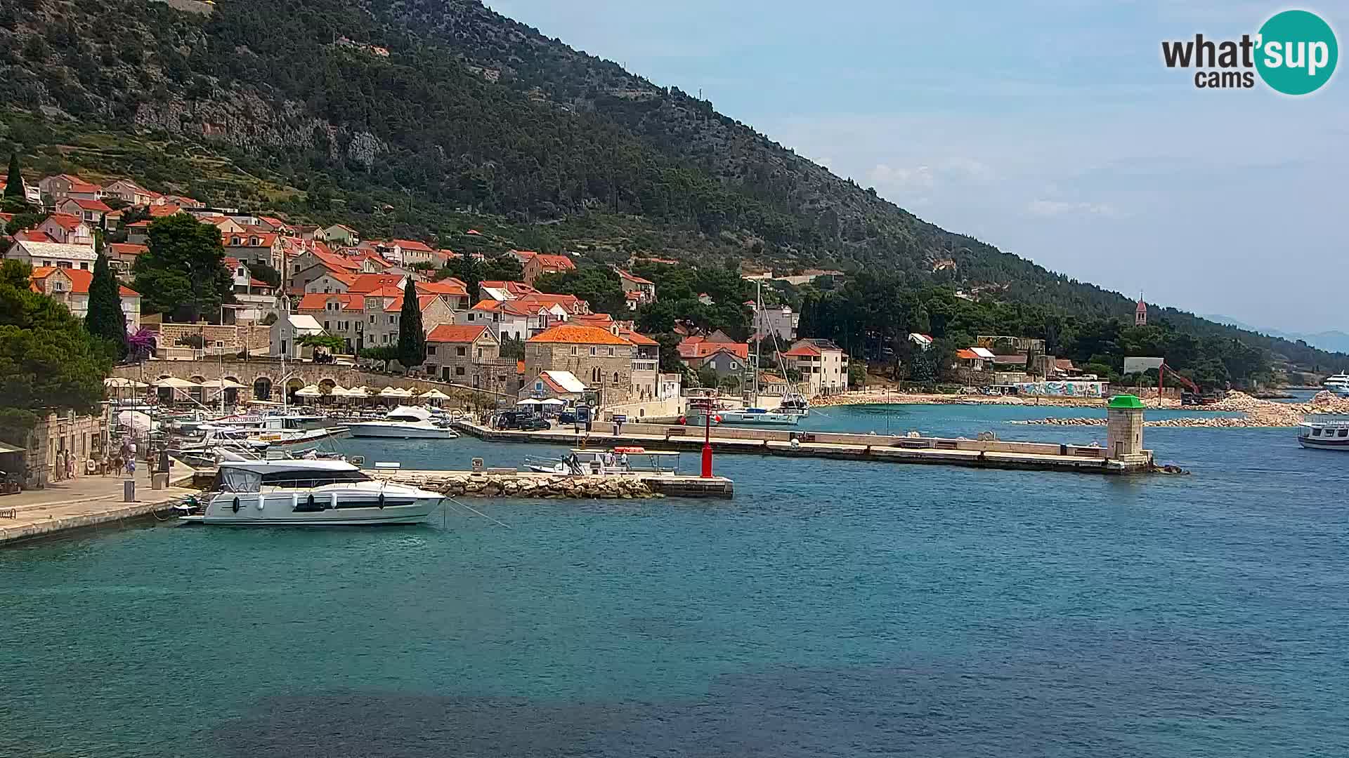 Spletna kamera Bol – Center mesta in marina v živo