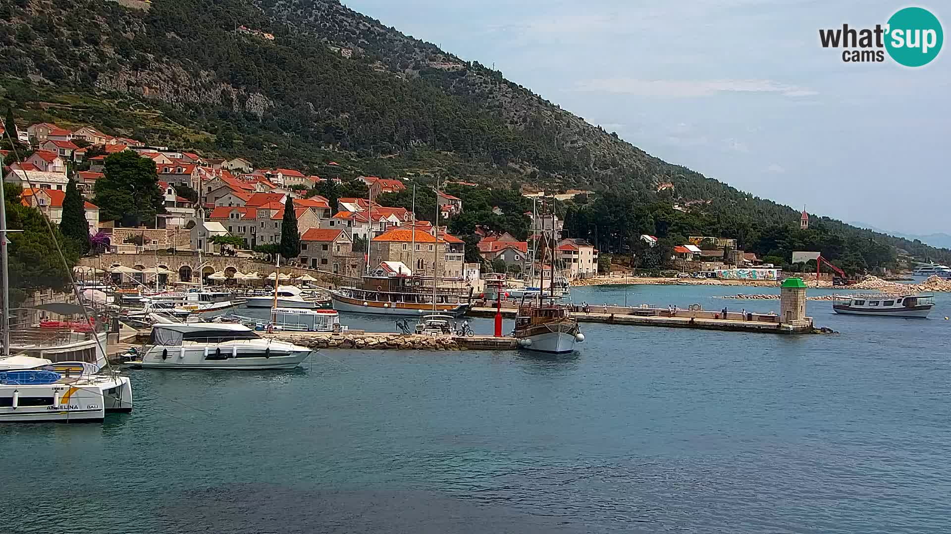 Web kamera Bol – Centar mjesta i marina | Pogled uživo