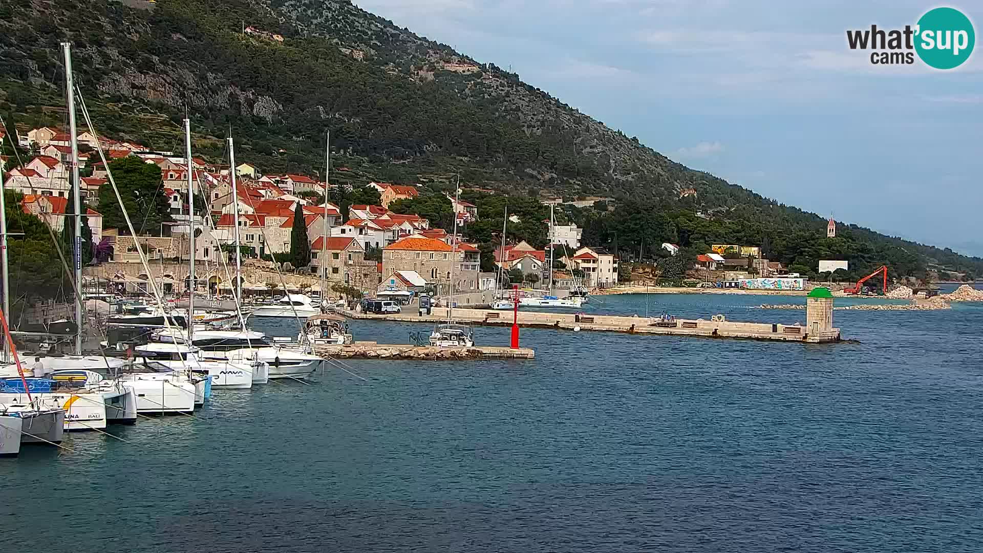 Web kamera Bol – Centar mjesta i marina | Pogled uživo
