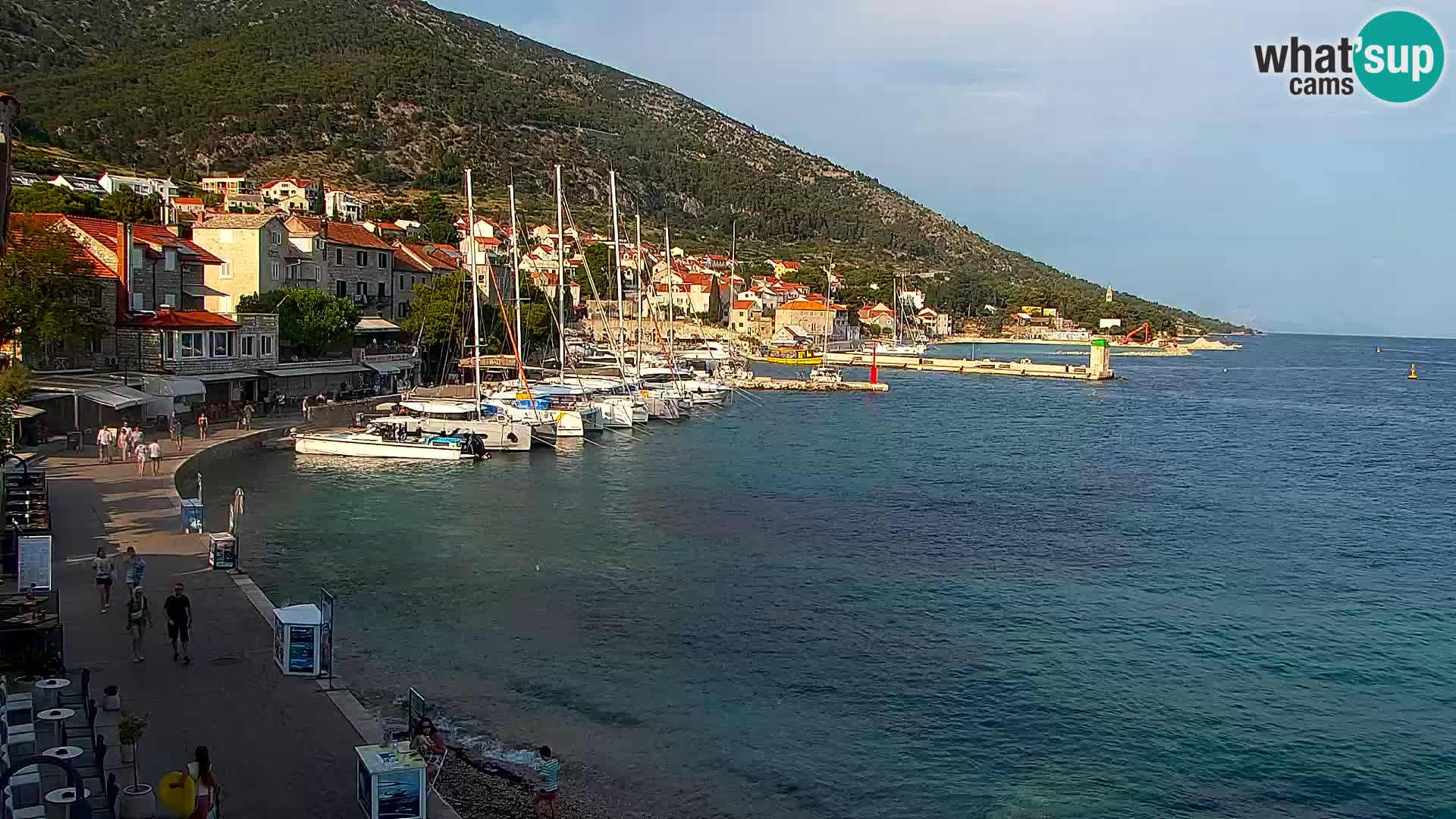 Web kamera Bol – Centar mjesta i marina | Pogled uživo