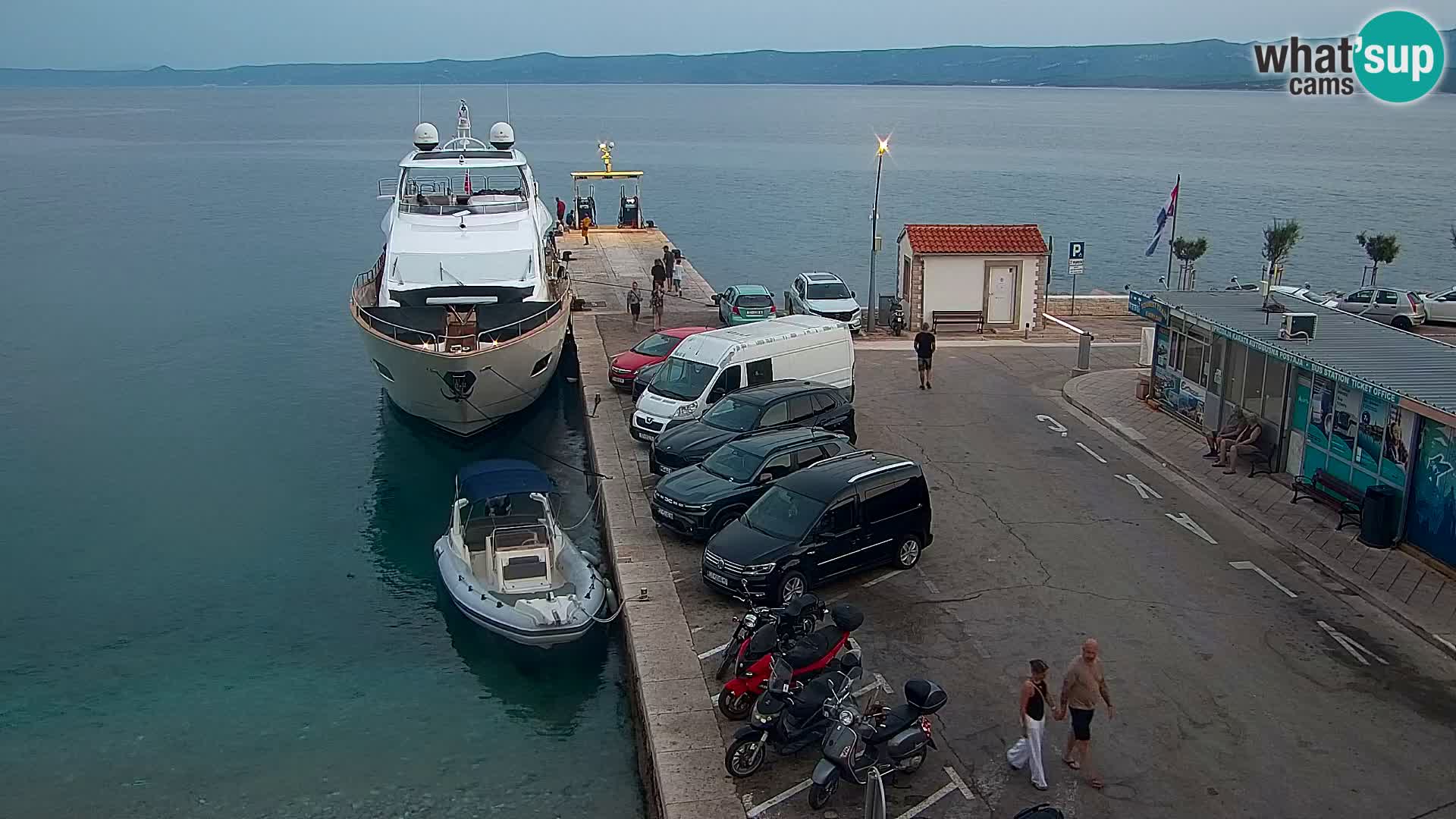 Web kamera Bol – Centar mjesta i marina | Pogled uživo