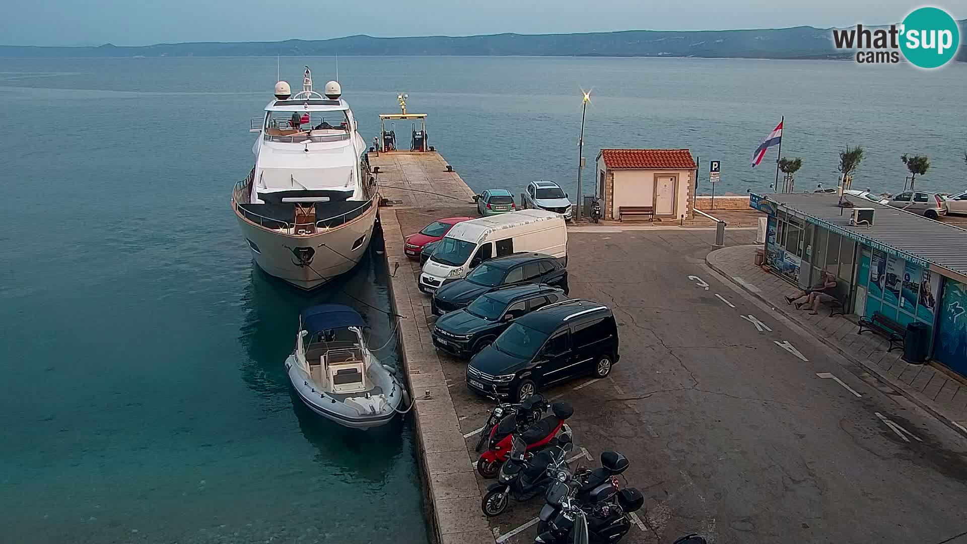 Web kamera Bol – Centar mjesta i marina | Pogled uživo