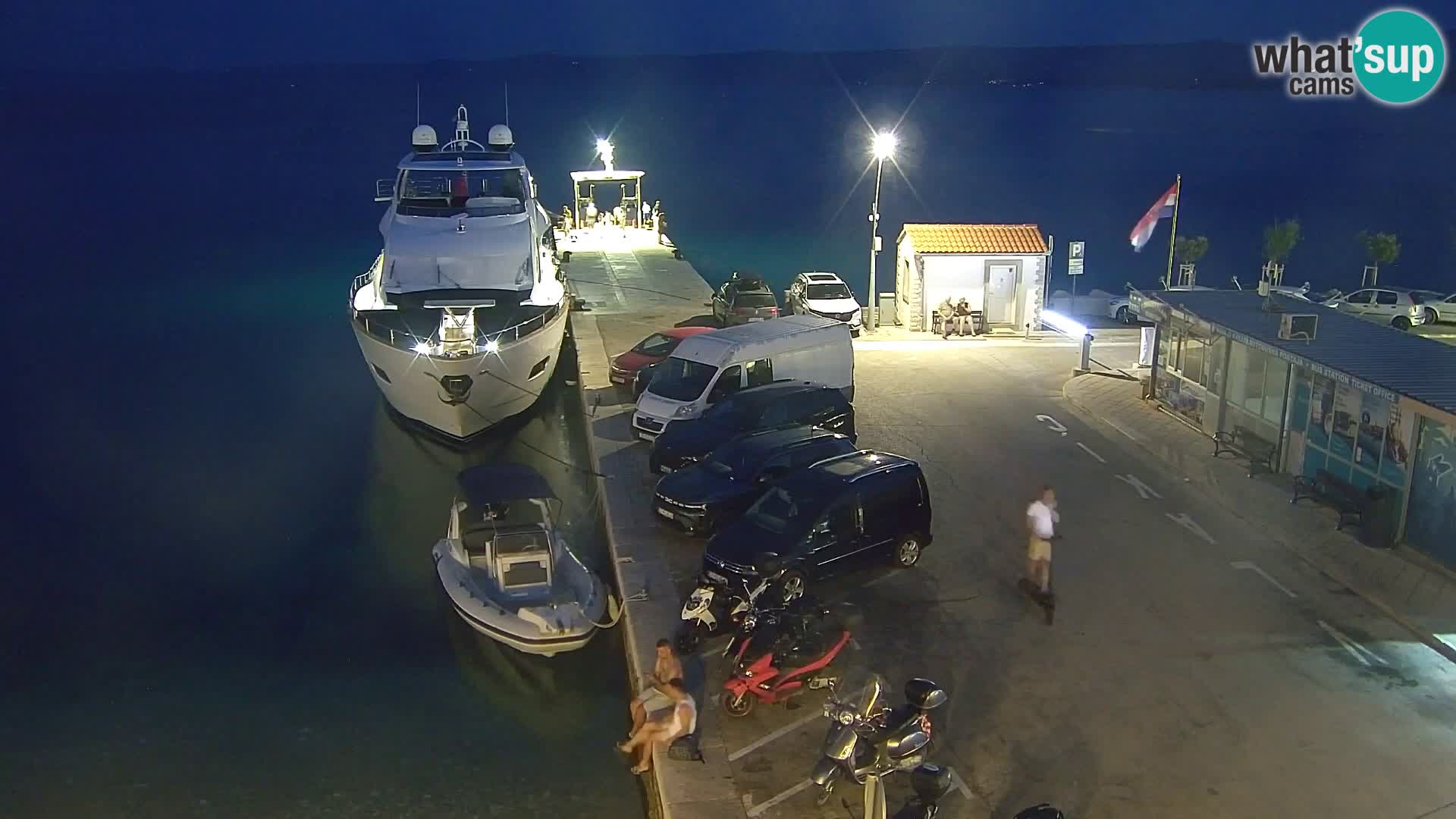Spletna kamera Bol – Center mesta in marina v živo